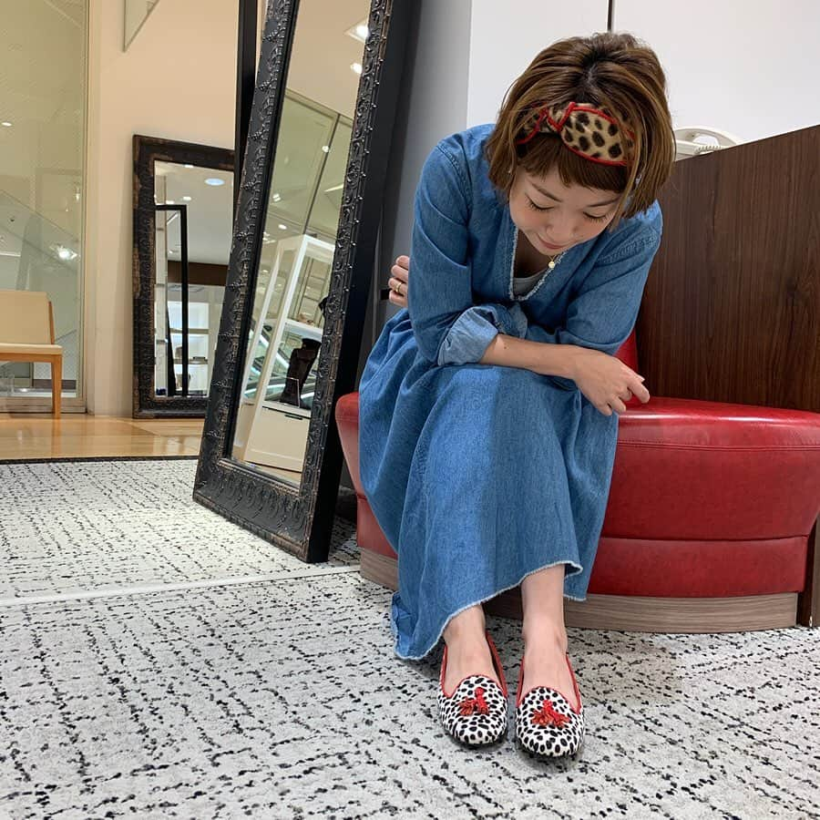 小雪さんのインスタグラム写真 - (小雪Instagram)「可愛いフラットシューズ見つけました🥺私は基本ペタンコの靴ばかりなので嬉しい！  岩田屋新館地下1階パリ発フラットシューズブランドchatelles❣️ 17日までタッセルやフォックスファーやミンクファーがカスタム出来るそうです🥰 私もカスタムしてきまして、楽しすぎて1時間くらい迷ってました。笑 色んな組み合わせを試せるから 自分に合ったフラットシューズが見つけられたなぁ。 あーーー楽しかった！！笑  @iwataya.shoes.bag.style @3rd_culture_com @chatelles_slippers"  #職人さんのハンドメイド #履き心地よかったなぁ #気分上がりました🤣」9月13日 15時45分 - koyuki2