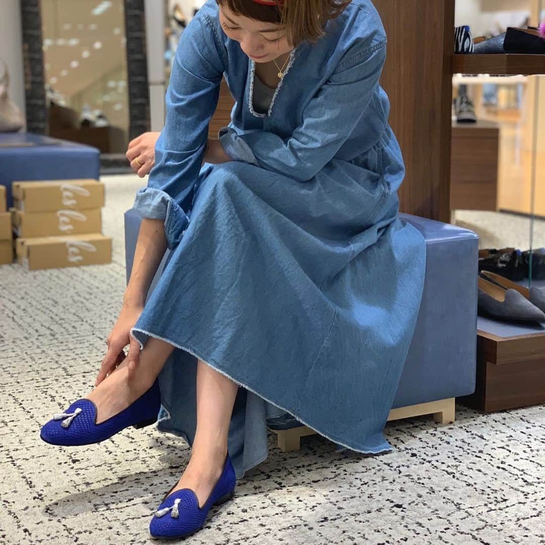 小雪さんのインスタグラム写真 - (小雪Instagram)「可愛いフラットシューズ見つけました🥺私は基本ペタンコの靴ばかりなので嬉しい！  岩田屋新館地下1階パリ発フラットシューズブランドchatelles❣️ 17日までタッセルやフォックスファーやミンクファーがカスタム出来るそうです🥰 私もカスタムしてきまして、楽しすぎて1時間くらい迷ってました。笑 色んな組み合わせを試せるから 自分に合ったフラットシューズが見つけられたなぁ。 あーーー楽しかった！！笑  @iwataya.shoes.bag.style @3rd_culture_com @chatelles_slippers"  #職人さんのハンドメイド #履き心地よかったなぁ #気分上がりました🤣」9月13日 15時45分 - koyuki2