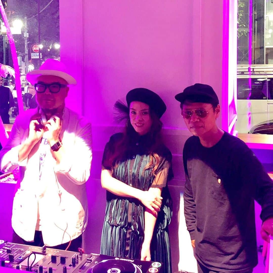 azumiのインスタグラム：「昨夜は 渋谷のkoeで行われた #ストライプデパートメント のレセプションパーティーのDJで、大沢伸一さん、田中知之さんとご一緒させていただきました。大沢さんとdj交代でブースに並んだ時、一人でちょっとジーンときてしまった。。。田中さんもデビュー前からクラブツアーで一緒だったお方。身に余る光栄。良い夜でした。 ありがとうございました。 本日から期間限定で #stripedepartment ショップオープンですよー！ #wyolica #ワイヨリカ」