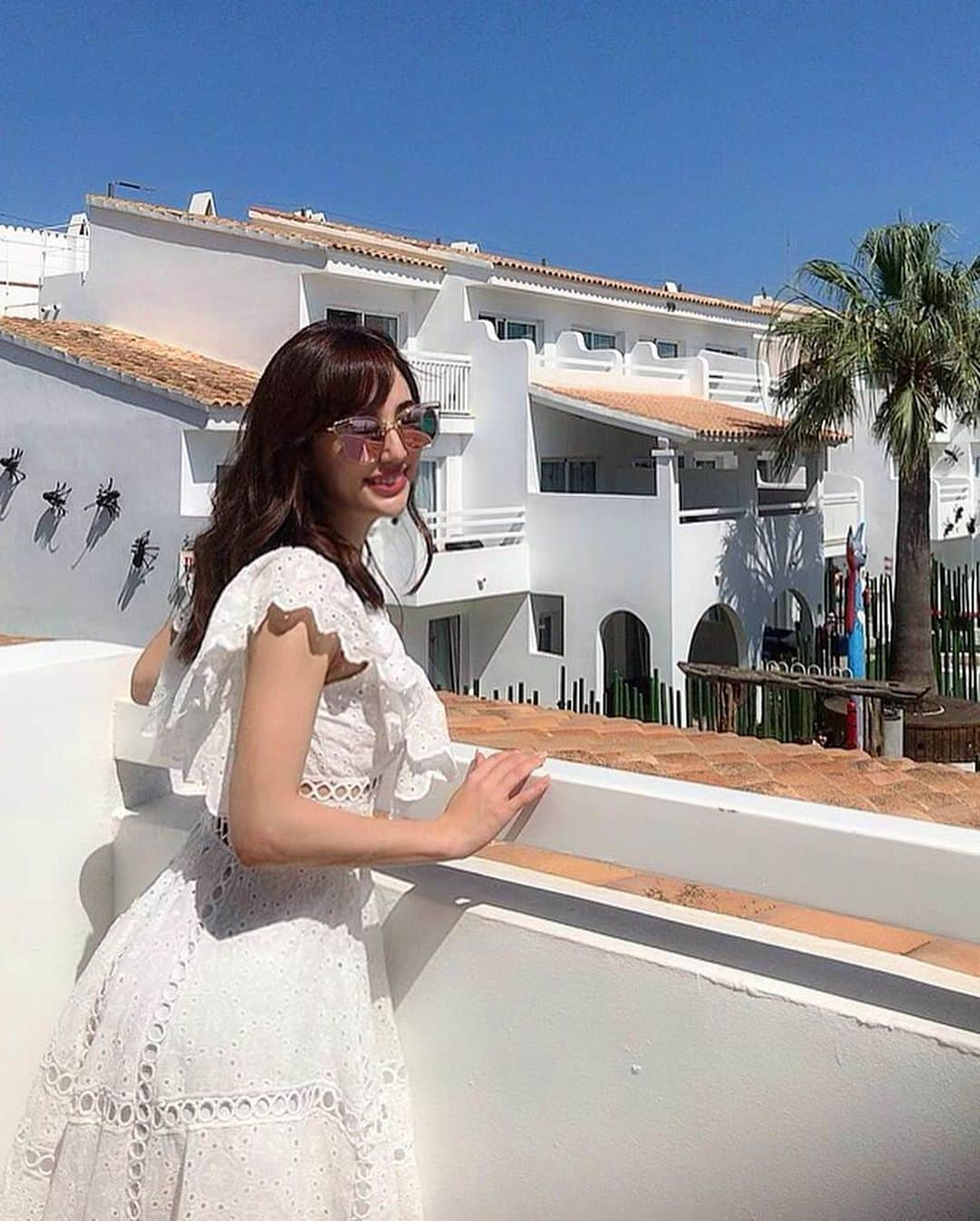 眞木美咲パメラさんのインスタグラム写真 - (眞木美咲パメラInstagram)「@ushuaiaibiza Beach Hotel❤️ . イビザ島で泊まったウシュアイアビーチホテルは真っ白でちょっとだけサントリーニ島みたい⛪️ . レースたっぷりのワンピースは @selectshop.brea の👗 . #ootd #ibiza #spain #ushuaiabeachhotel」9月13日 15時50分 - pamypamypamy