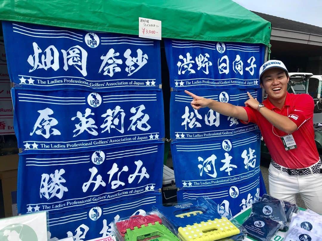 服部優陽のインスタグラム：「⛳️﻿ #日本女子プロゴルフ選手権 2日目！﻿ ﻿ 日本女子ゴルフ界を牽引する"黄金世代"の2人、﻿ #渋野日向子 選手 #畑岡奈紗 選手の﻿ ラウンドに密着しました！﻿ ﻿ な、なんと…たまたま隣にいらっしゃった﻿ 畑岡選手のお母さんにもお話を聞かせて頂きました🙇‍♂️﻿ ﻿ #報道ランナー 今日9/13のスポーツコーナーにて！﻿ ⛳️﻿ #女子ゴルフ #ゴルファー #黄金世代 #シブコ #シブコフィーバー ﻿ ﻿ ちなみに…恐縮ですが、、、﻿ 畑岡選手に似てる？とたまーーに言われます。  #tokyo2020 #東京五輪2020 #東京オリンピック2020 #オリンピックイヤー #東京オリンピック #東京パラリンピック #パラリンピック #東京オリパラ #新国立競技場 #日本武道館 #カンテレ #アナウンサー #2020を楽しもう #金メダル #オリンピアン #全力東京 #olympics #tokyoolympic」