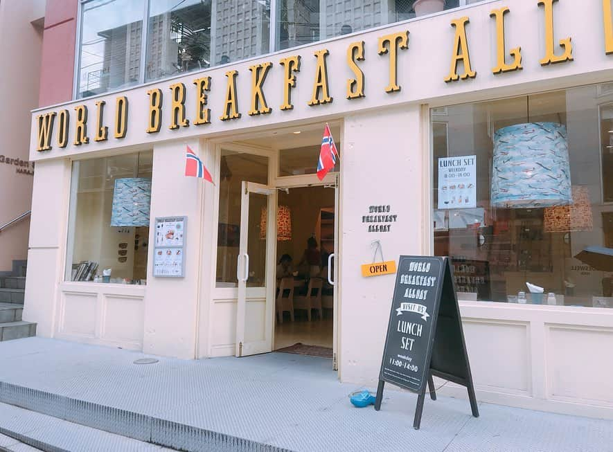 名越涼子さんのインスタグラム写真 - (名越涼子Instagram)「世界の朝ごはんが食べられる #worldbreakfastallday で 男前女子・みこっちゃんとモーニングミーティング。 @miko_love_the_sea  店名の通り、世界各国の朝ごはんがいただけるここ。 今月の特別メニューはノルウェーの朝ごはん。  #これがリア充というものですね  日本にいながら ちょこっと異国気分。うきうき。  一一一一一一一一一一一一一一一一一一一一一一 #朝ごはん#うきうき#明治神宮前#朝#モーニング#morning#breakfast#いただきます#meeting #ごはん#girlstalk#happytime」9月13日 15時58分 - nagoshi_ryo