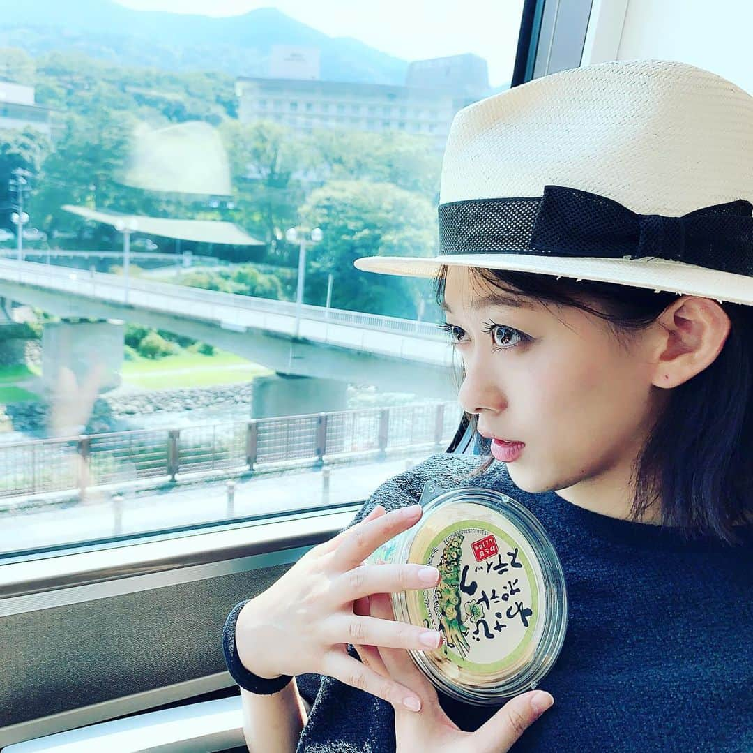 梨衣名さんのインスタグラム写真 - (梨衣名Instagram)「ずっとやりたかったお仕事の現場の、地方ロケが終わって、本日からまたワクワク楽しい楽しい舞台のお稽古💗  天才劇団バカバッカvol.21 10周年記念公演 『DAWN DAWGS~朝焼けの旅路~』 2019年10月10日(木)〜10月14日(月祝) @全労済ホール/スペース・ゼロ  #10歳劇団バカバッカ  #天才劇団バカバッカ  #DAWNDAWGS  是非とも💗  わさびポテトスティックうめぇー！」9月13日 15時59分 - leena3.1415926