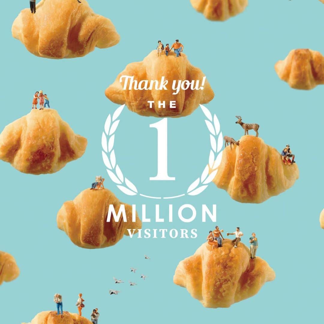のインスタグラム：「. The Attendance of “MINIATURE LIFE EXHIBITION” exceeded one million! . 2017年から始まってこれまで国内外30箇所を巡回してきた、MINIATURE LIFE展の来場者数が本日、累計100万人を突破。これまでご来場いただいた皆様ありがとうございました！ これからもMINIATURE LIFE展をよろしくお願いいたします！！ #100万人目に来場されたお二人と記念撮影 . #MiniatureLife展 #ミニチュアライフ展 #微型展 #田中達也微型展 .」