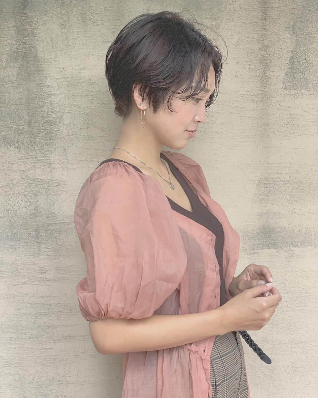 伊藤澄花のインスタグラム：「いちまいめ。 新しくしたかったので！  いつも2人で事前にああしようこうしようって 言ってるのに当日切りながら染めながらの 路線変更、なのにいつも大成功なのは おかなの腕がめちゃめちゃ良いから🥰 毎回楽しすぎ！ありがとう💟 . .  #美容院 #髪の毛 #ショートカット #ショートヘア #ハンサムショート #暗めカラー #hair #shorthair #instagood #instagram #美容 #表参道 #girl #ママ」