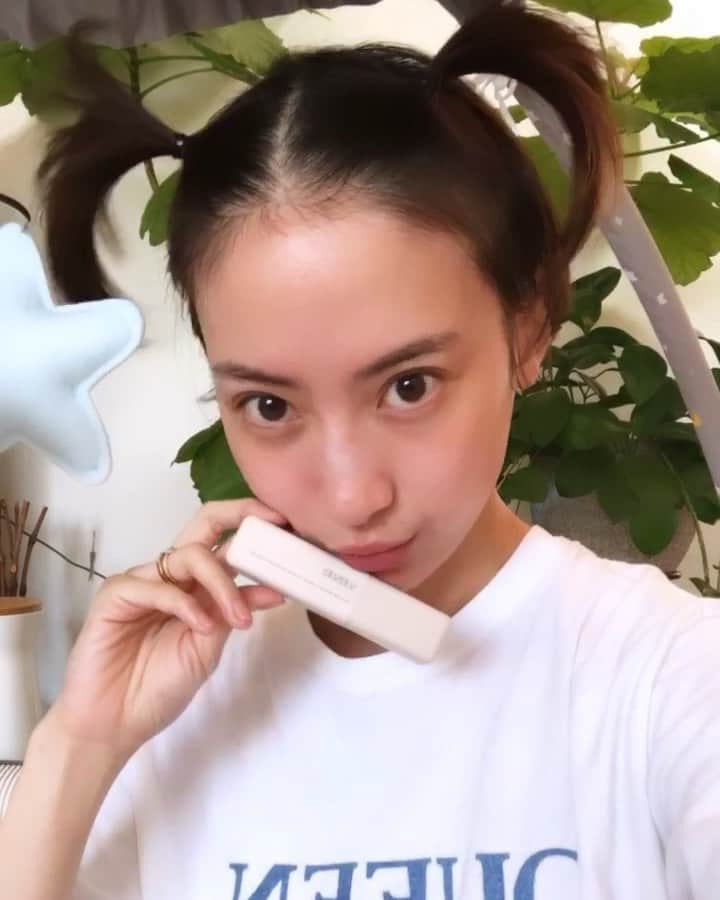 ソンイのインスタグラム：「お休みの日の母ちゃん体張りますスタイル👧🏻笑﻿ この髪型して頭ふりふりすると息子が大爆笑してくれるんだぁ🤣✌🏼﻿ ﻿ ずっとすっぴんの日はとにかく保湿をしっかりしたいので、保湿効果が高いSURISURIにオイルが新登場して私も使い始めてみました💗﻿ オイルってやっぱり少しべたつくかなって印象なんだけど、これは全然ベタベタしなくてサラっとしるから朝のスキンケアにもとっても良い☀️👍🏻﻿ ﻿ この時期って知らないうちにエアコンとか紫外線で乾燥してるから保湿アイテムはかかせないし、保湿効果抜群なのに、無香料・無着色ってのも嬉しいな💕﻿ オイルの後に、前から使ってたSURISURI化粧水でもお手入れして肌がさらにいい感じ🥰﻿ #surisuri薬用オイル #すりすり肌 #rbp @rbp_tokyo」