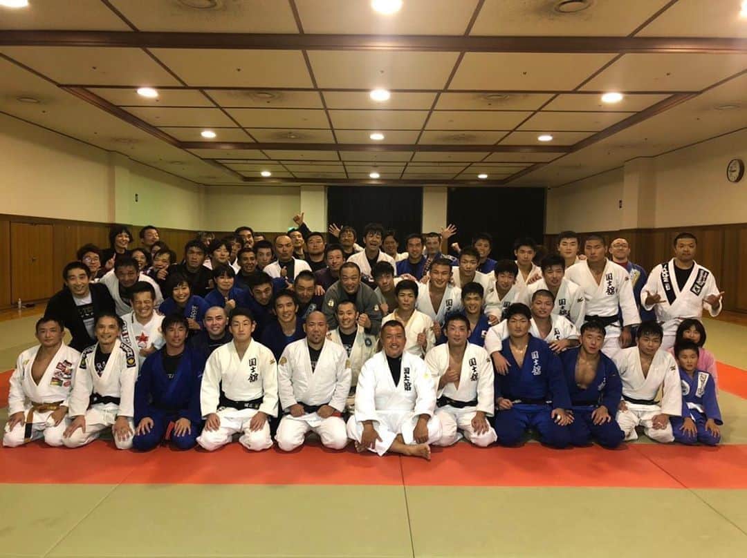 のインスタグラム：「毎週木曜日、町田総合体育館で柔術教室にお邪魔することになりました。 とことん寝技強化。 自分が現役時代に寝技トレーニングでお世話になってた帯谷君。１０年ぶり！ 国士舘大学の寝技のコーチになってもらいたいなぁ！！ #柔術#寝技#帯谷君#町田総合体育館#国士舘大学#jujutu#kokushikanuniversity #machida#keijisuzuki」