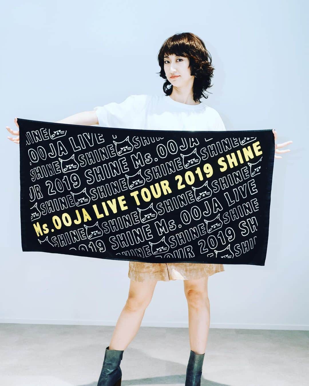 Ms.OOJAさんのインスタグラム写真 - (Ms.OOJAInstagram)「Ms.OOJA LIVE TOUR 2019 SHINE GOODS 紹介。 初めて作った SHINE BATH TOWEL ¥5,000（税込） 肩からかければ、このように背中で語ることも出来ます。 . 激かわ！！ . #msooja #shine #tour #live #goods #バスタオル photo by @joyloustokyo」9月13日 16時18分 - msoojafaith