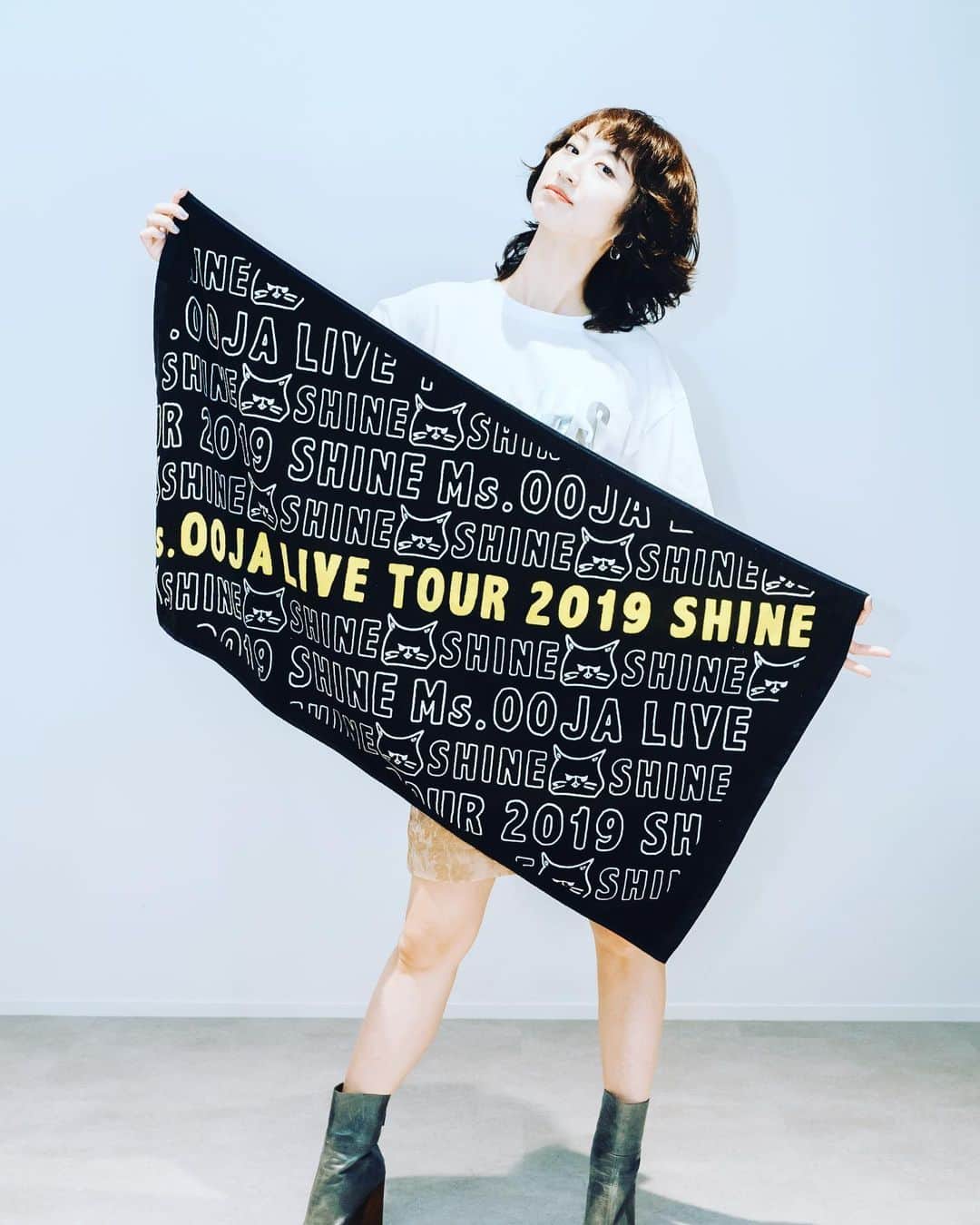 Ms.OOJAさんのインスタグラム写真 - (Ms.OOJAInstagram)「Ms.OOJA LIVE TOUR 2019 SHINE GOODS 紹介。 初めて作った SHINE BATH TOWEL ¥5,000（税込） 肩からかければ、このように背中で語ることも出来ます。 . 激かわ！！ . #msooja #shine #tour #live #goods #バスタオル photo by @joyloustokyo」9月13日 16時18分 - msoojafaith