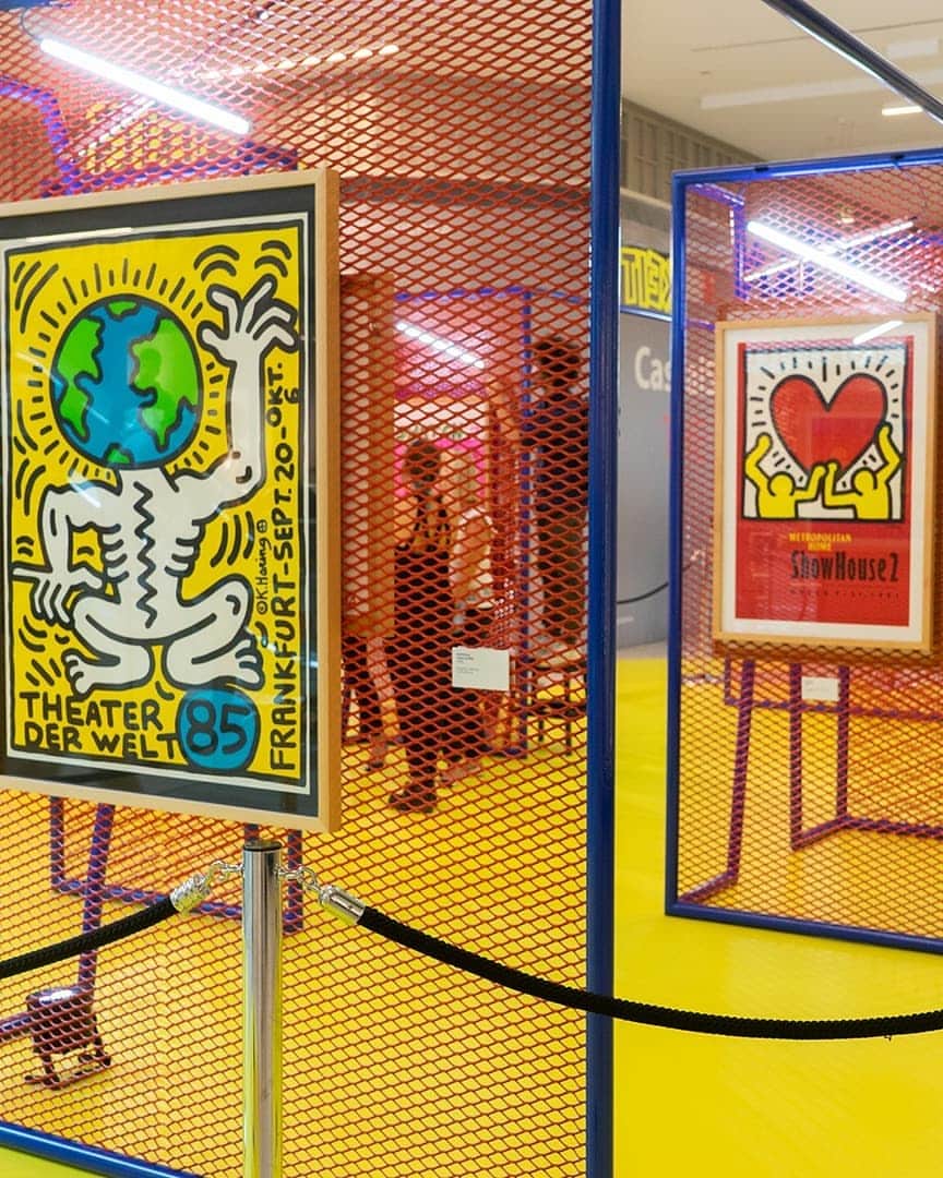 シャラム・ディニツさんのインスタグラム写真 - (シャラム・ディニツInstagram)「Tive o privilégio de ser convidada para a inauguração da Exposição "Keith Haring - Entre a arte, o ativismo e a moda". ✨✨ Uma exposição imperdível até dia 10 de novembro no Cascais Shopping!!! Keith Haring é um dos maiores artistas de underground street culture dos anos 80 e um ativista social que levantou questões importantes como a epidemia da SIDA/HIV, a violência e o racismo. A não perder!!! 💃🏿 #CascaiShopping #keithHaringnoCascaiShopping #Cascais #KeithHaring #ACESCascais #ComboiosdePortugal #HospitalCascais #InfraestruturasdePortugal #ModaLisboa #StateoftheArt」9月13日 16時18分 - sharamdiniz