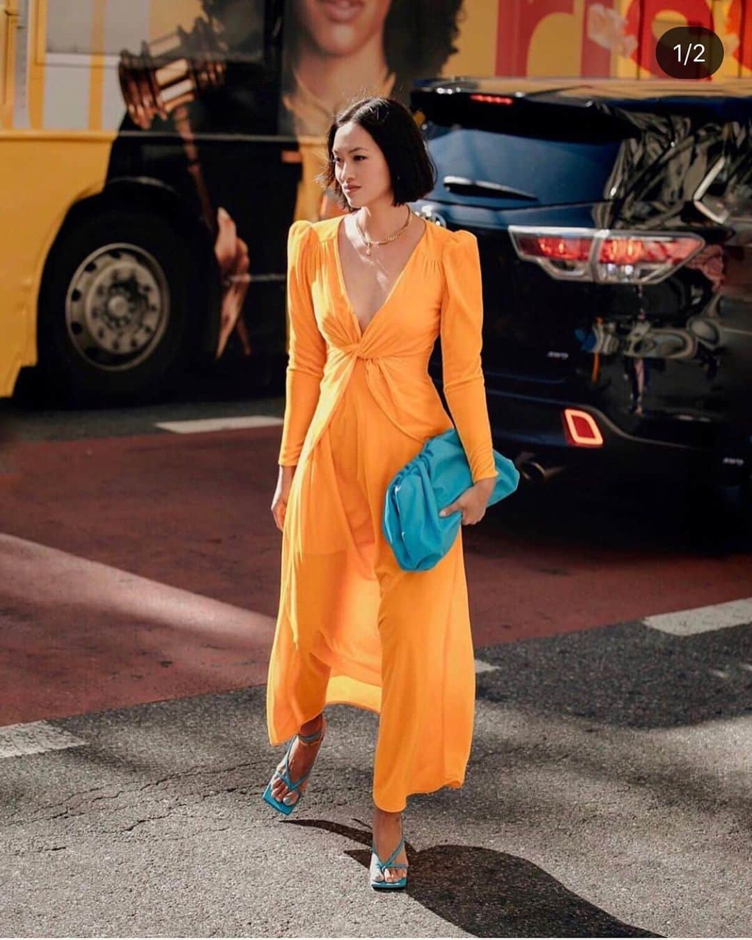 SELF PORTRAITさんのインスタグラム写真 - (SELF PORTRAITInstagram)「@handinfire arriving at our SS20 show wearing TWISTED VELVET DRESS. Photographed by @jaylim1」9月13日 16時24分 - mrselfportrait