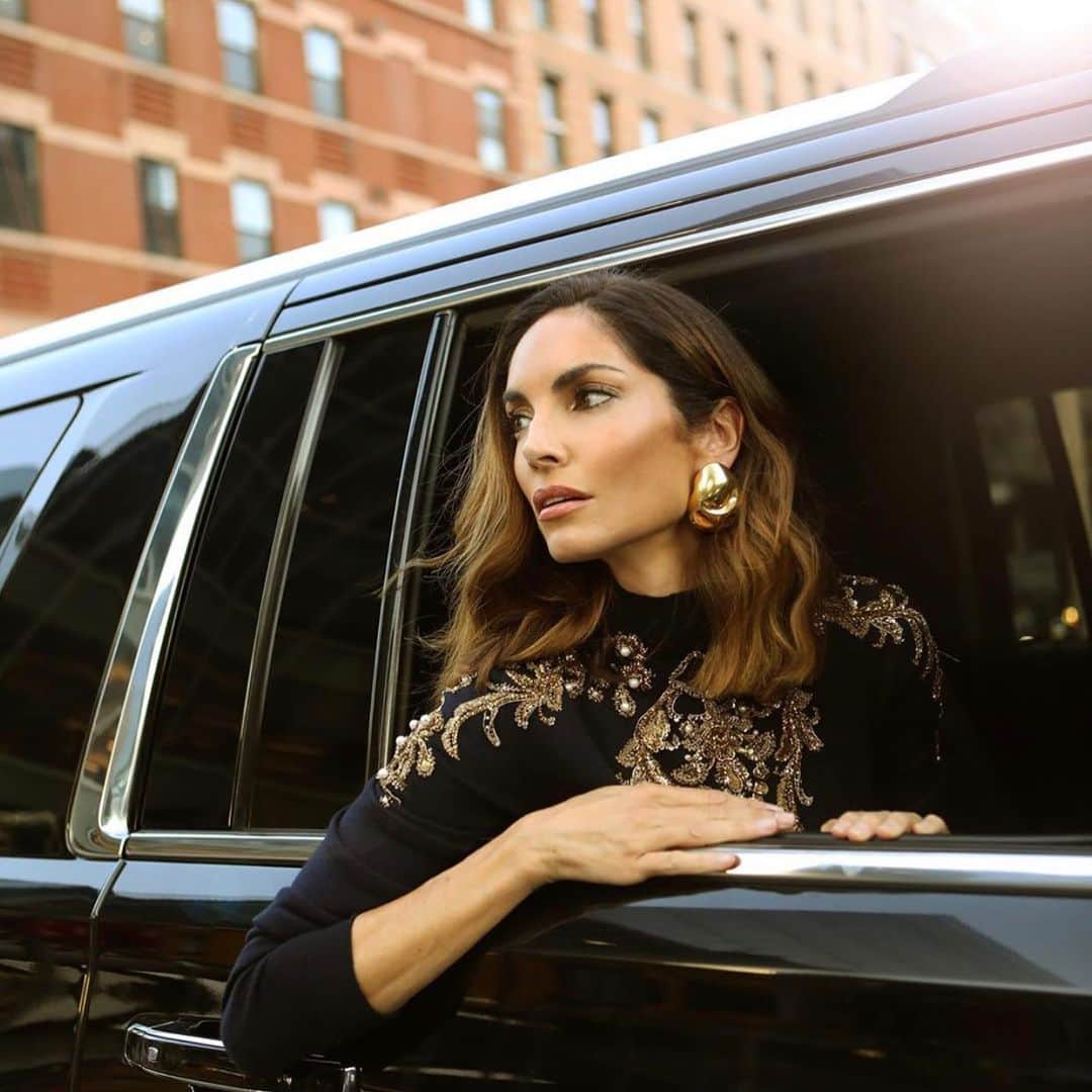 Monica Sordoのインスタグラム：「Catching up with some MS moments during #NYFW !✨Always súper chic @eusilva wearing our Cubagua Earrings to the @oscardelarenta runway show 😎 #MonicaSordo #FW19」