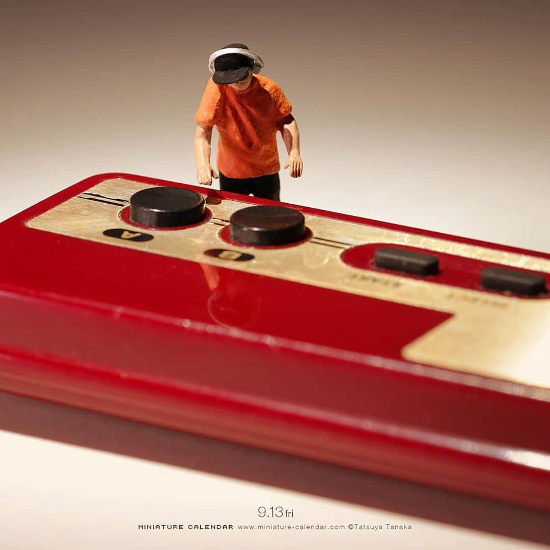 のインスタグラム：「. 9.13 fri “AB?DJ!” . 上上下下左右左右DJ . #ファミコン #ターンテーブル #FamilyComputer #Turntable ─────────────── 《Exhibition info》 . 【MINIATURE LIFE展 in 福岡】 Miniature Life Exhibition in Fukuoka 8/31 sat - 10/14 mon ※火曜日休館 〈ギャラリートーク&サイン会〉 9/14 sat 11:00〜、15:00〜 #MiniatureLife展 #ミニチュアライフ展 . 【微型展 2.0 -田中達也的奇幻世界- in 高雄(台湾)】 ‼️Last 3days‼️ Miniature Life Exhibition2 in Kaohsiung 6/21 fri - 9/15 sun #微型展 #田中達也微型展 .」