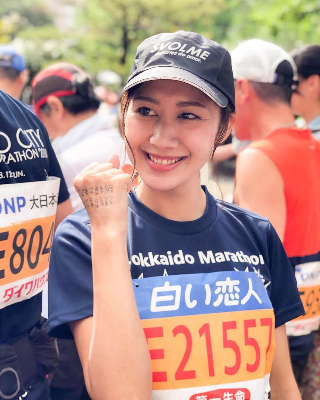Yuri Sakuraiさんのインスタグラム写真 - (Yuri SakuraiInstagram)「: この前、北海道でフルマラソン終わった 思ったら、ちょうど1ヶ月後の 10月13日は東北みやぎ復興マラソン💪🏻 : 4回目のフルマラソンチャレンジ。 何度走っても、 あの苦しさと辛さを考えると恐ろしい(笑) : フルマラソン程、 苦しい状況が長く続く中で、 自分と向き合える時間って普段中々ないし、 あれが出来たんだからできる!! と他のことに対しても自信に繋がる♪ : 肉離れもだいぶ良くなってきたので、 来週位からランニング再開できるかな! : 手の甲に書いてあるのは、 各距離での閉門の制限時間(笑) : 北海道マラソンのリベンジ!! 自己ベスト4時間31分を更新して、 4時間半切り目標に頑張る!!💪🏻 : #フルマラソン#マラソン#東北みやぎ復興マラソン#北海道マラソン#仙台#復興支援#マラソン女子#ランニング#リベンジ #marathon#running#mkcafe#mktv#svolme#ig_runners #photo#桜井有里」9月13日 7時39分 - yuri_sakuraiii
