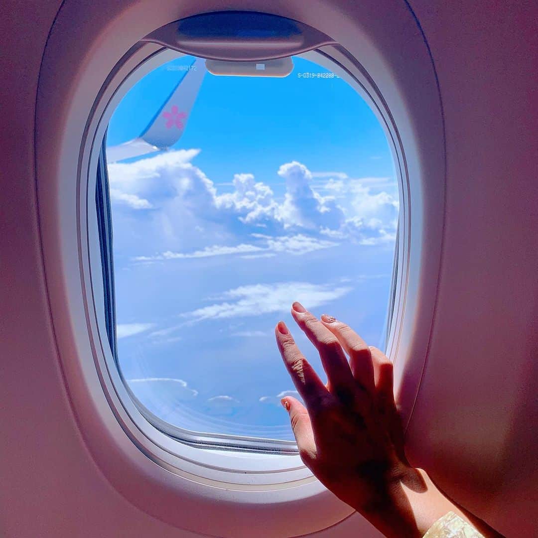 のインスタグラム：「﻿ ﻿ 最近の席のチョイスは﻿ 窓側席☁︎✈️﻿ ﻿ ﻿ 飛行機の上から見る陸が好きなんですヾ(*･∀︎･*)ﾉﾞ﻿ ﻿ ﻿ 上から見ながら地図と照らし合わせて🗺﻿ この辺飛んでるんだーって浸ってるの好き😚﻿ ﻿ ﻿ ﻿ さてさて﻿ ﻿ ﻿ 今回のネイルは💅﻿ 秋っぽいシックなカラーに﻿ ヒトデと貝殻を🐚散りばめてみた✨﻿ ﻿ ﻿ まだまだ夏に浸りたい←﻿ ﻿ ﻿ 暦上は秋だけど🌝🌾﻿ まだまだ夏満喫するよ沖縄で🐠🌺🏝👙﻿ ﻿ ﻿ ネイルは﻿ カヌチャベイホテルにて💅 ﻿ @clairokinawa.nail ﻿ ★------------------------------------------------☆﻿ #沖縄人 #うちなんちゅ﻿ #くれえる沖縄﻿ #くれえるネイルサロン﻿ #カヌチャベイホテル﻿ #カヌチャネイル﻿ #自分時間 #自分ご褒美」