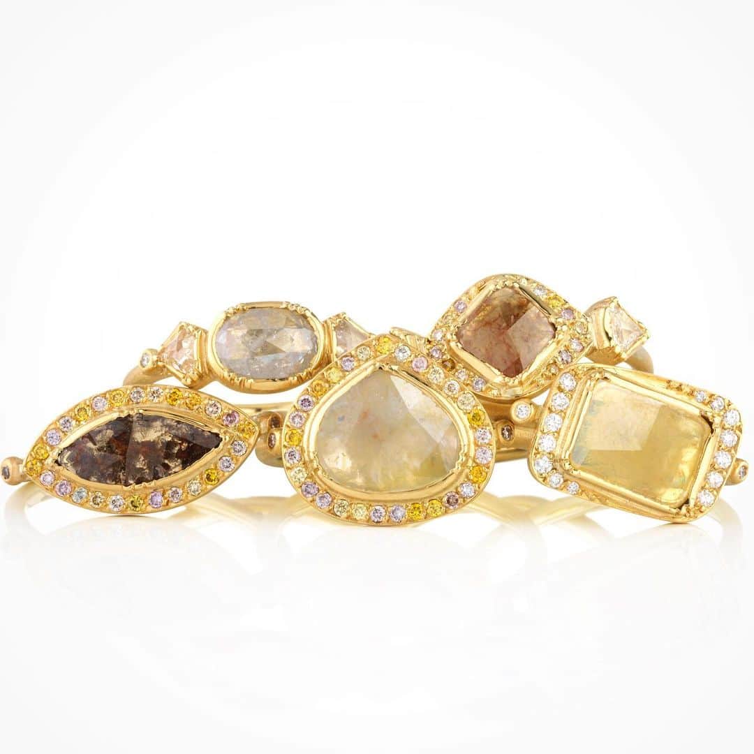 のインスタグラム：「I’ll always be in awe of the subtle, ethereal beauty of earth toned diamonds. A beautiful selection of diamond halo rings available @twistonline. #uniquediamonds #uniquejewelry #alternativewedding #brookegregson #twistonline #mixedcoloreddiamonds」