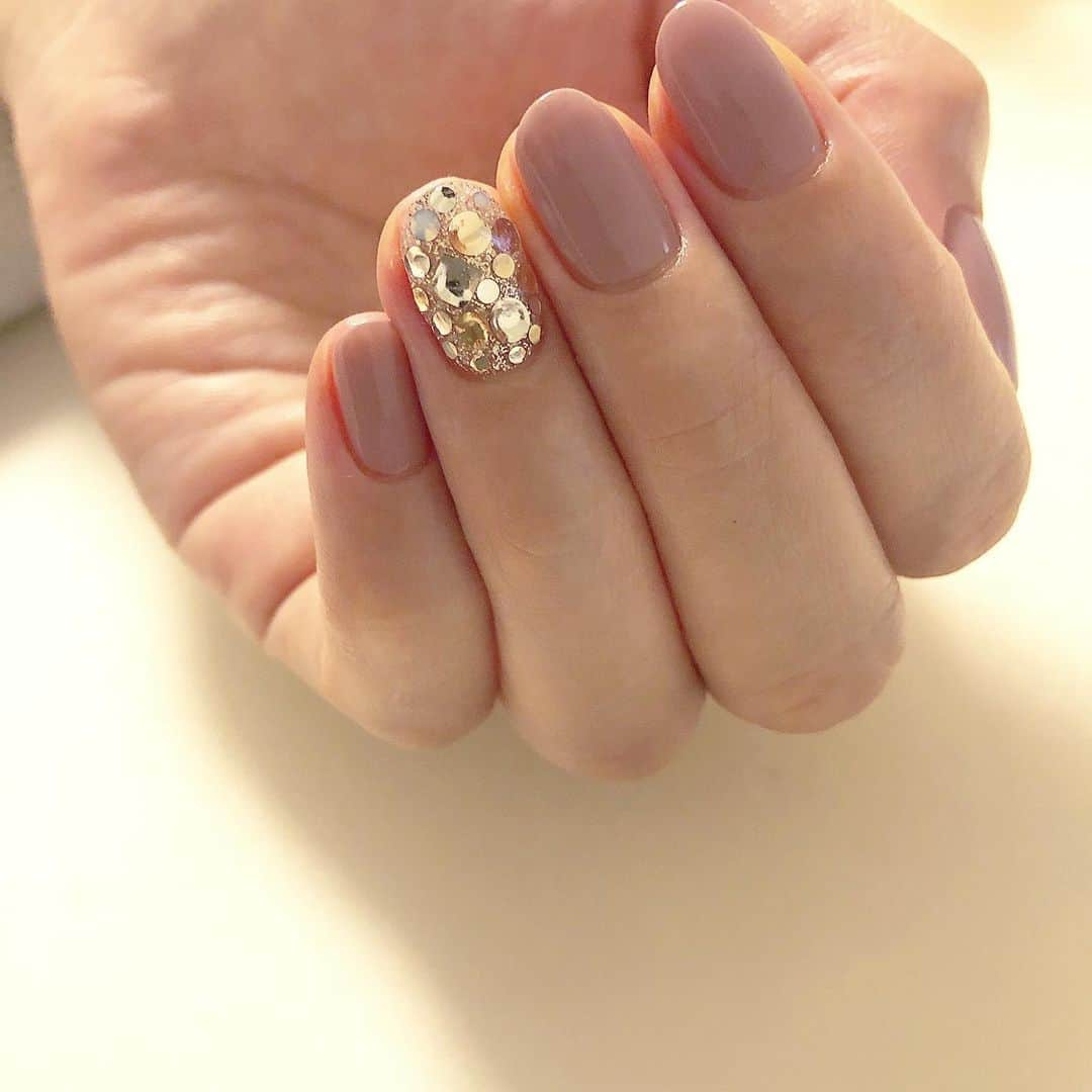 Kana Kobayashiさんのインスタグラム写真 - (Kana KobayashiInstagram)「#gorgeous 一本で華やか✧ #nail #ネイル #キラキラ好き な方に #スモーキーカラー #くすみネイル  #オリジナルカラー #無くなり次第終了」9月13日 8時00分 - anela_kana