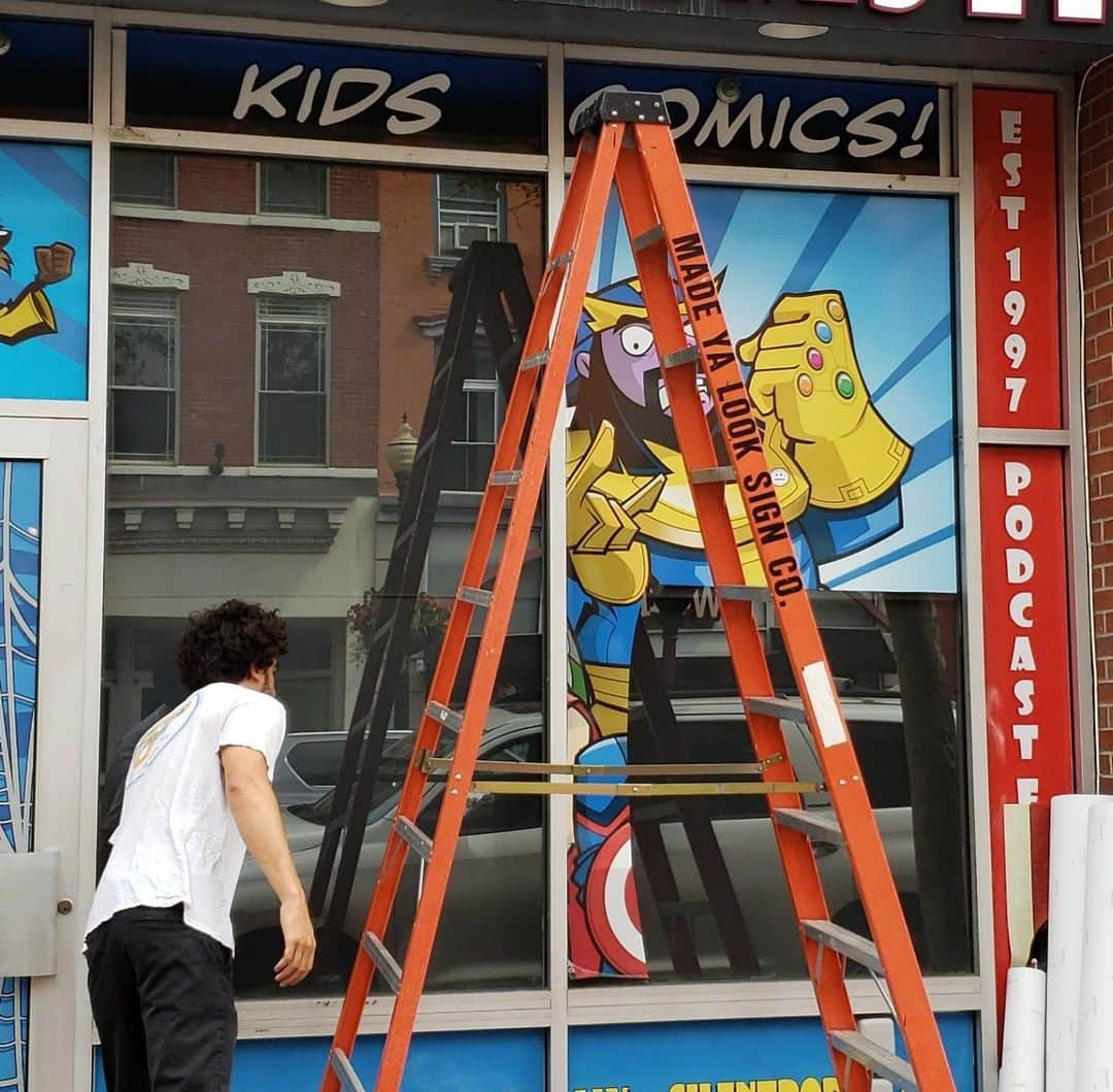 ケヴィン・スミスさんのインスタグラム写真 - (ケヴィン・スミスInstagram)「We’re getting ready for @jayandsilentbob Reboot at @jayandsilentbobstash! The good folks at @madeyalooksigns re-did the Secret Stash windows in Red Bank with our sweet new @wearebond #JayAndSilentBobReboot poster by artist @the_hsu! The Made Ya Look crew is Steve Martin (the New Jersey one) and his son. So a Father/Son team put up the window art for my Father/Daughter movie. Some folks (very few) try to shame me anonymously online for wanting to work with my kid and dragging her into everything I do. But I always put everyone I love in the stuff I make.- so why should @harleyquinnsmith get a pass? When you’re family or friends with Kevin Smith, sooner or later you gotta be in a movie.  Or 10. #KevinSmith #madeyalooksigns #jayandsilentbobssecretstash #marketing #movieposter #redbank #newjersey」9月13日 7時56分 - thatkevinsmith