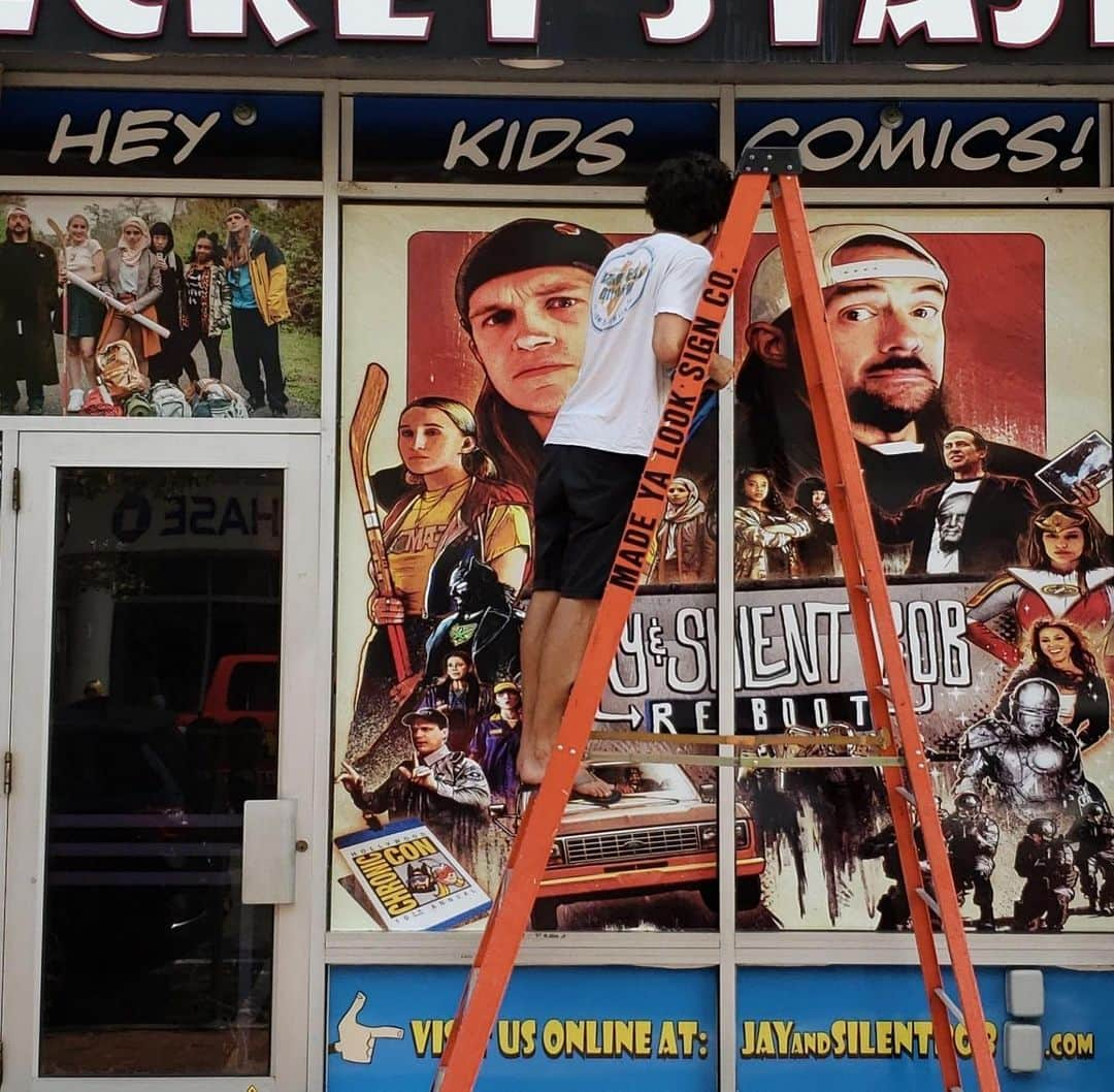 ケヴィン・スミスさんのインスタグラム写真 - (ケヴィン・スミスInstagram)「We’re getting ready for @jayandsilentbob Reboot at @jayandsilentbobstash! The good folks at @madeyalooksigns re-did the Secret Stash windows in Red Bank with our sweet new @wearebond #JayAndSilentBobReboot poster by artist @the_hsu! The Made Ya Look crew is Steve Martin (the New Jersey one) and his son. So a Father/Son team put up the window art for my Father/Daughter movie. Some folks (very few) try to shame me anonymously online for wanting to work with my kid and dragging her into everything I do. But I always put everyone I love in the stuff I make.- so why should @harleyquinnsmith get a pass? When you’re family or friends with Kevin Smith, sooner or later you gotta be in a movie.  Or 10. #KevinSmith #madeyalooksigns #jayandsilentbobssecretstash #marketing #movieposter #redbank #newjersey」9月13日 7時56分 - thatkevinsmith