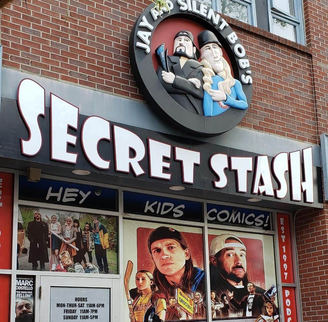 ケヴィン・スミスさんのインスタグラム写真 - (ケヴィン・スミスInstagram)「We’re getting ready for @jayandsilentbob Reboot at @jayandsilentbobstash! The good folks at @madeyalooksigns re-did the Secret Stash windows in Red Bank with our sweet new @wearebond #JayAndSilentBobReboot poster by artist @the_hsu! The Made Ya Look crew is Steve Martin (the New Jersey one) and his son. So a Father/Son team put up the window art for my Father/Daughter movie. Some folks (very few) try to shame me anonymously online for wanting to work with my kid and dragging her into everything I do. But I always put everyone I love in the stuff I make.- so why should @harleyquinnsmith get a pass? When you’re family or friends with Kevin Smith, sooner or later you gotta be in a movie.  Or 10. #KevinSmith #madeyalooksigns #jayandsilentbobssecretstash #marketing #movieposter #redbank #newjersey」9月13日 7時56分 - thatkevinsmith