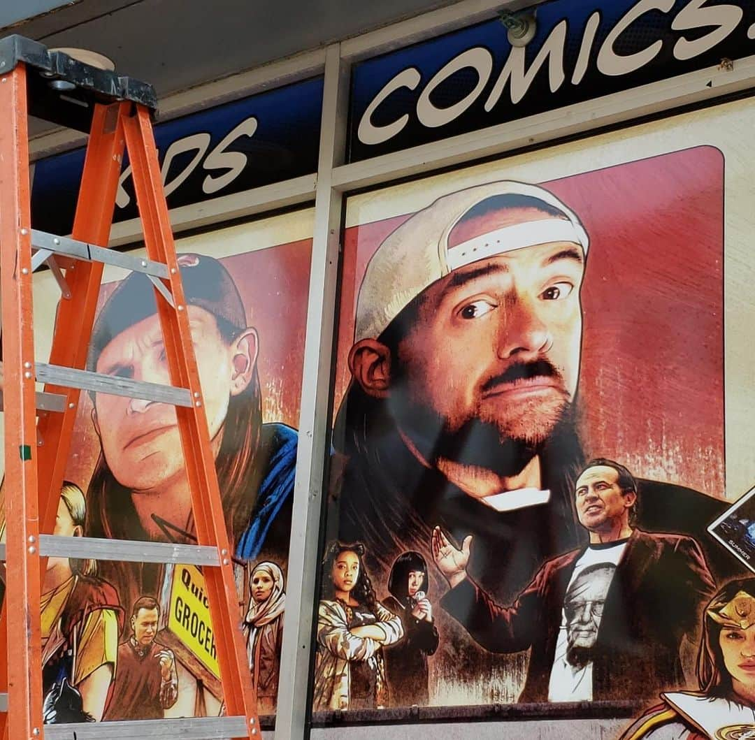 ケヴィン・スミスさんのインスタグラム写真 - (ケヴィン・スミスInstagram)「We’re getting ready for @jayandsilentbob Reboot at @jayandsilentbobstash! The good folks at @madeyalooksigns re-did the Secret Stash windows in Red Bank with our sweet new @wearebond #JayAndSilentBobReboot poster by artist @the_hsu! The Made Ya Look crew is Steve Martin (the New Jersey one) and his son. So a Father/Son team put up the window art for my Father/Daughter movie. Some folks (very few) try to shame me anonymously online for wanting to work with my kid and dragging her into everything I do. But I always put everyone I love in the stuff I make.- so why should @harleyquinnsmith get a pass? When you’re family or friends with Kevin Smith, sooner or later you gotta be in a movie.  Or 10. #KevinSmith #madeyalooksigns #jayandsilentbobssecretstash #marketing #movieposter #redbank #newjersey」9月13日 7時56分 - thatkevinsmith