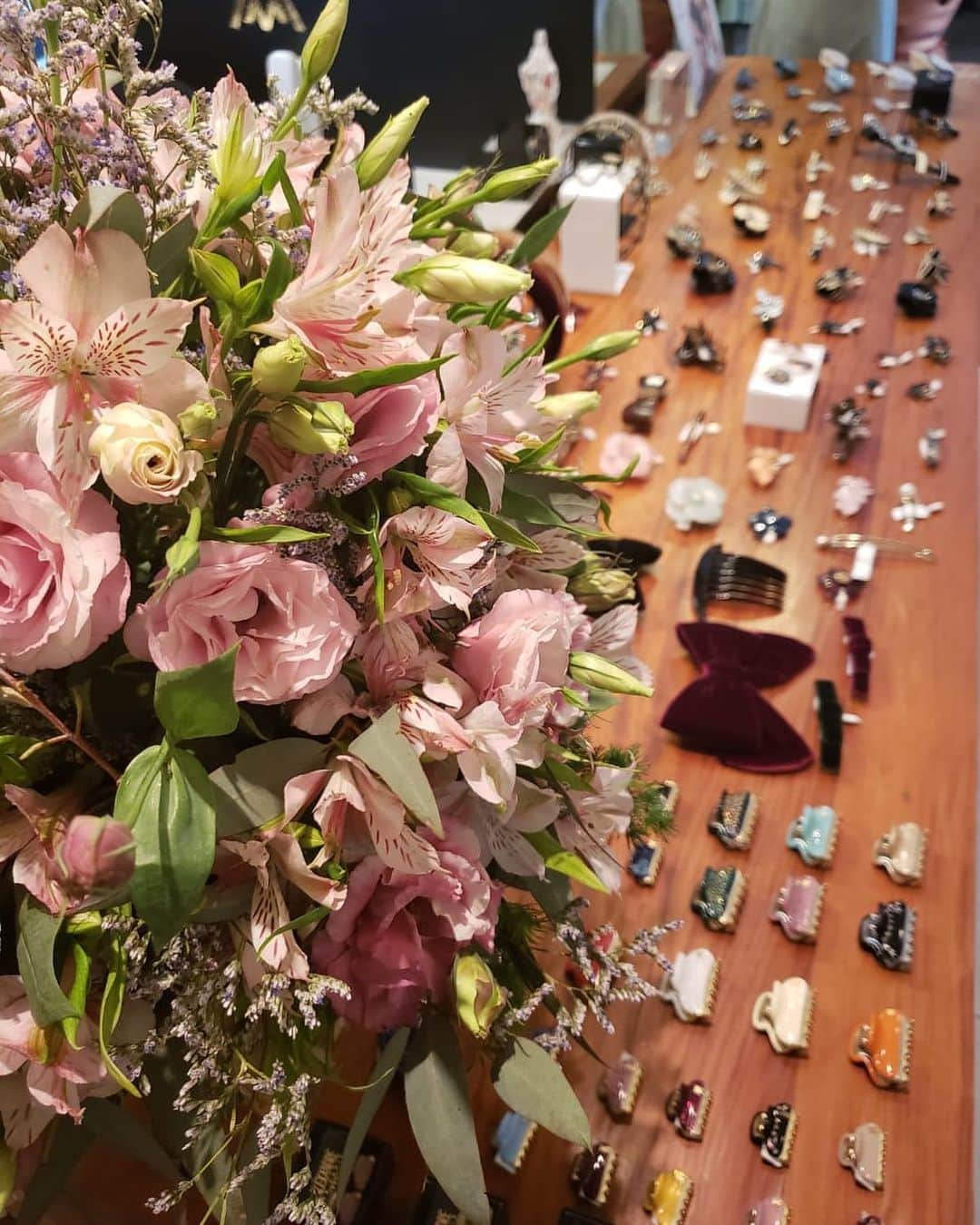 のインスタグラム：「Evento lindo na @aemestore em BH hoje 😍💎 #alexandredeparis #swarovski #acessorios #hairstyle #bloom #flowers #acessoriosdecabelo #hair #handmade #luxury」