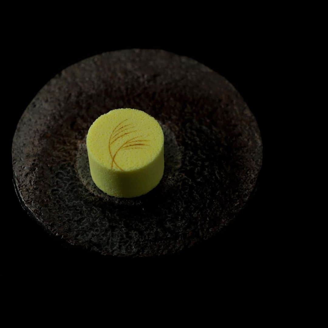 のインスタグラム：「今日の和菓子は羽二重時雨で作った名月です。 撮影 用に作成しました。 今日からハワイです。 Aloha！ こちらはまだ12日。 フェイスブックページのいいね！もよろしくお願いします。 https://www.facebook.com/shishisu/ Today's wagashi is  Moon with Habutaeshigure. The sweets I've made for the shooting.  #福泉堂  #和菓子  #楽しい #funny #my_eos_photo #出雲  #swag #カメラ好きな人と繋がりたい  #写真好きな人と繋がりたい　 #model #life #可愛い #Japan #wagashi  #جميل #кондитер #ファインダー越しの世界 #ハワイ #work #hawaii #happy #Mignon  #igfood #lifestylenipponpic #photooftheday #เค้ก #sweets #торт #yummy  mahalo」
