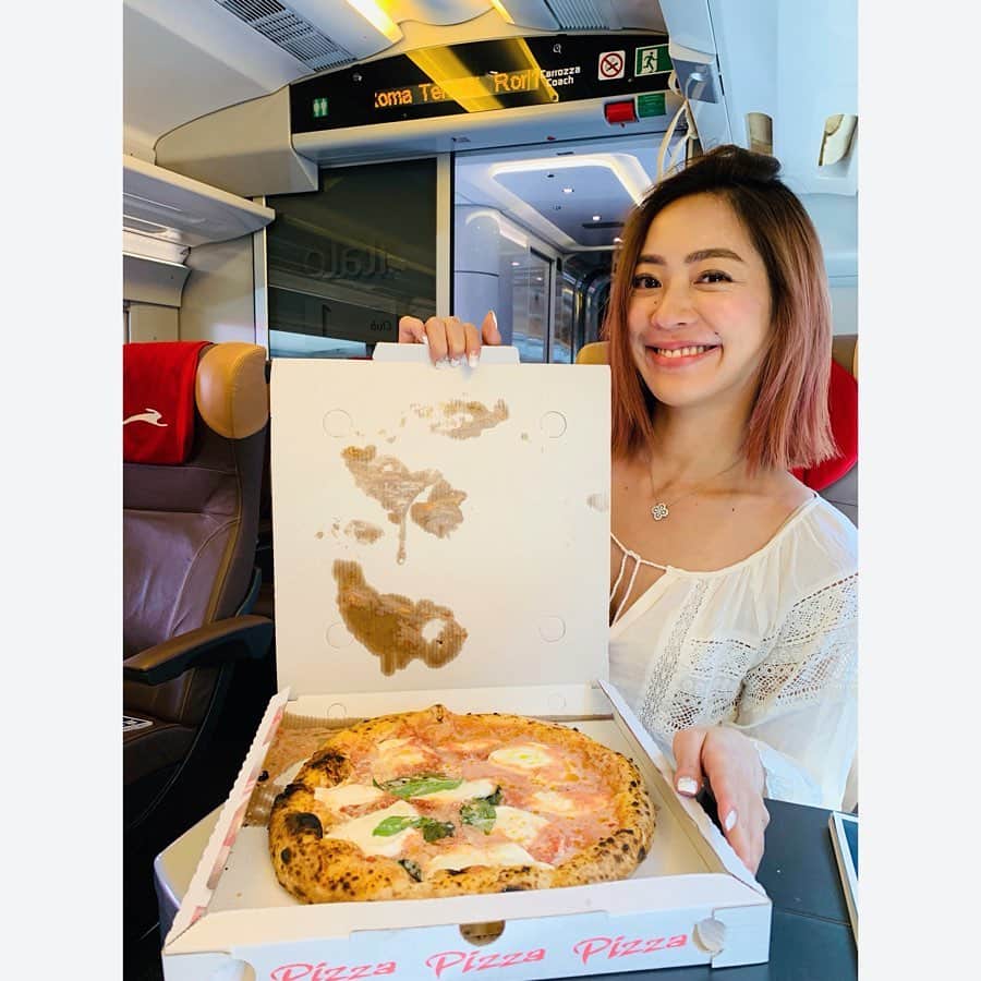 のインスタグラム：「中秋節快樂🌕 Let’s go to #Rome ❤️ Let’s take #italo 😄 Let’s eat Napoli Pizza🍕  美味しいピザはいかがですか？你想吃嗎🍕❤️ ポジターノからローマに行くのにナポリからイタロに乗っていきました！🚄 本場ナポリのピザがどうしても食べたいから、ピザ持ち込みしてイタロの旅❤️ なんて幸せなの🥰  ローマまで約1時間20分の旅🚇 #至福のとき #イタリア旅行 #tripwithlinah #travelblogger #pizza #napoli #spiderman #spidermanfans」