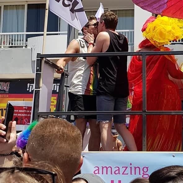 ニール・パトリック・ハリスさんのインスタグラム写真 - (ニール・パトリック・ハリスInstagram)「Throwback Thursday to June when Neil & David were in the pride parade in Israel. 🏳️‍🌈 #neilpatrickharris #davidburtka #nph #db #tagsforlikes #actors #lovethem #handsome #chef #throwbackthursday #tbt #pride #telaviv #parade #kiss #couple #husbands @nph @dbelicious 👨‍❤️‍👨🥰😘😍 [📸: Twitter]」9月13日 8時24分 - instagranph