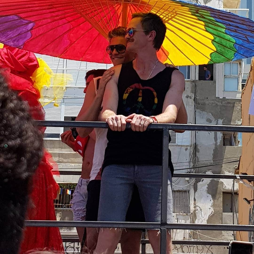 ニール・パトリック・ハリスさんのインスタグラム写真 - (ニール・パトリック・ハリスInstagram)「Throwback Thursday to June when Neil & David were in the pride parade in Israel. 🏳️‍🌈 #neilpatrickharris #davidburtka #nph #db #tagsforlikes #actors #lovethem #handsome #chef #throwbackthursday #tbt #pride #telaviv #parade #kiss #couple #husbands @nph @dbelicious 👨‍❤️‍👨🥰😘😍 [📸: Twitter]」9月13日 8時24分 - instagranph