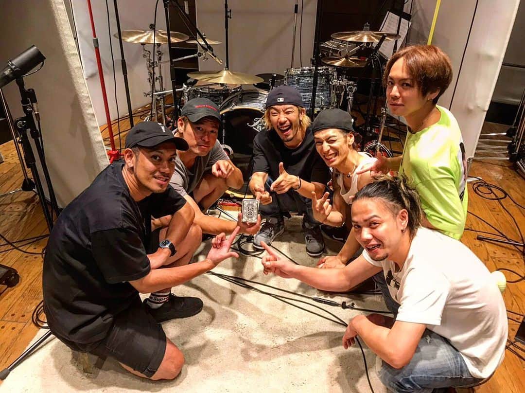 のインスタグラム：「朝から、あー、革命仕組んでUくんにドッキリ仕掛けたいーって気分。  昨日はいい現場だった！ おはよう！！ #recording #rookiezispunkd #spyair #stuw #band #バンド #大富豪 #革命」