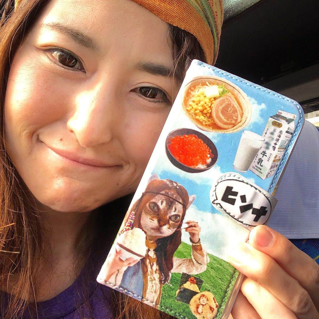 のインスタグラム：「スマホのオリジナルケース作ったったー！ さてクイズ！スマホの柄の中で仕事で携わってない食材はどれでしょう？？？ · · #オリジナルスマホケース #今までやってきた大使とかアンバサダー系などの繋がりがある食材をチョイスしてみた #ヒントは #まだお仕事で関わってない食材は1番の好物 #いつかお仕事でご縁ができるよう願いを込めて（笑） #私と亡き愛猫セピアをフュージョン #ベルトの部分はヒンナ #財布は楽天で安かったので購入 #財布もオリジナル柄で作れば良かった #今日はこれから博多行くでよ #おろしたてのグッズを使うとテンション上がる」