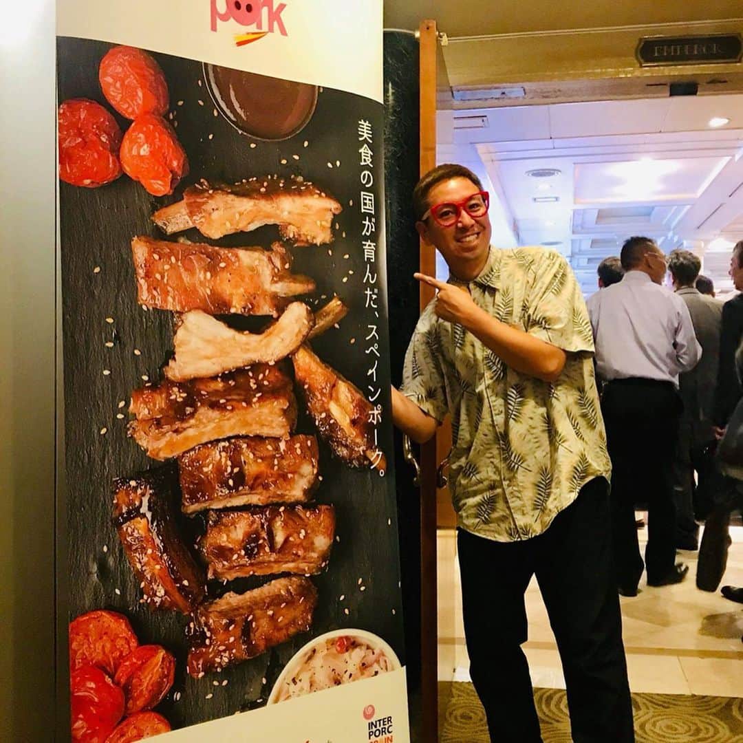 クック井上。さんのインスタグラム写真 - (クック井上。Instagram)「毎春、千葉の幕張メッセで開催されるる、アジア最大級の食品展示会『Foodex Japan(フーデックスジャパン)』。 ここ数年、スペインパビリオン・スペイン白豚生産加工者協会(INTERPORC)のクッキングステージを担当しているご縁で、スペイン大使館主催 「美食の国が育んだ、スペインポーク スペシャル・クルーズ・テイスティングセミナー」に馳せ参じました🇪🇸豪華！  ミシュランガイド上海に掲載されているレストラン『ザ・コミューンソーシャル』のヘッドシェフであるスペイン人シェフ、セルヒオ・モレノ氏のスペイン産白豚肉のオリジナル料理3品を食べながら、東京湾のサンセットクルーズ⛴🌉感動！  僕も毎年、スペイン白豚×日本の食材×皆さんが真似しやすいの調理技法というようなお料理を『Foodex Japan(フーデックスジャパン)』で披露していますが、セルヒオ氏のお料理は、とても勉強になりました🙇‍♂️感謝  #フーデックス #スペイン #ミシュラン #ミシュランガイド #上海 #España #spain #Spanish #spanishfood #スペイン白豚生産加工者協会 #interporc #ハモンセラーノ #生ハム #豚肉 #poke #foodex #foodexjapan #Japan #豚肉 #クッキングステージ #クッキングショー #クルージング #グルメ #野菜ソムリエ #アスリートフードマイスター #フードコーディネーター #食育インストラクター #bbqインストラクター #料理研究家 #料理男子 #料理好きな人と繋がりたい」9月13日 8時41分 - cook_inoue