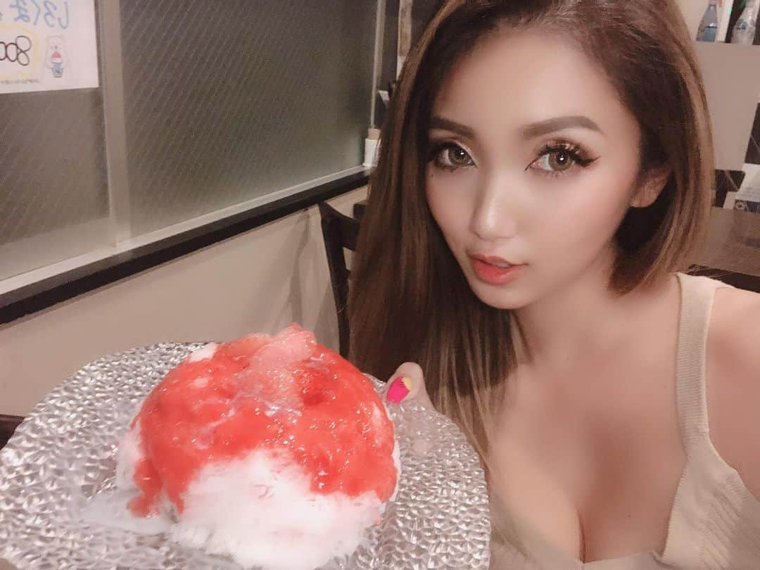 鈴木愛美さんのインスタグラム写真 - (鈴木愛美Instagram)「💓🍧💓🍧💓🍧💓🍧💓 . カキ氷好きにはたまらない♡ . 焼肉食べた後にカキ氷たべれるお店❤️💕 @nikukozo_takumi . 氷もしっかりふわふわで こだわってるカキ氷でしたっ\(//∇//)\🌺 . 私は、"いちご"と"ティラミス"の2つを食べたよ!!!! 1人でペロっと完食🍧💕 . 夏が終わってもクオリティ高い カキ氷たべれるお店とか最高❤️ . . . #nikukozo #肉小僧 #肉小僧匠 #川崎 #地元 #焼肉 #カキ氷 #美味すぎ♡」9月13日 8時53分 - x.manya.x