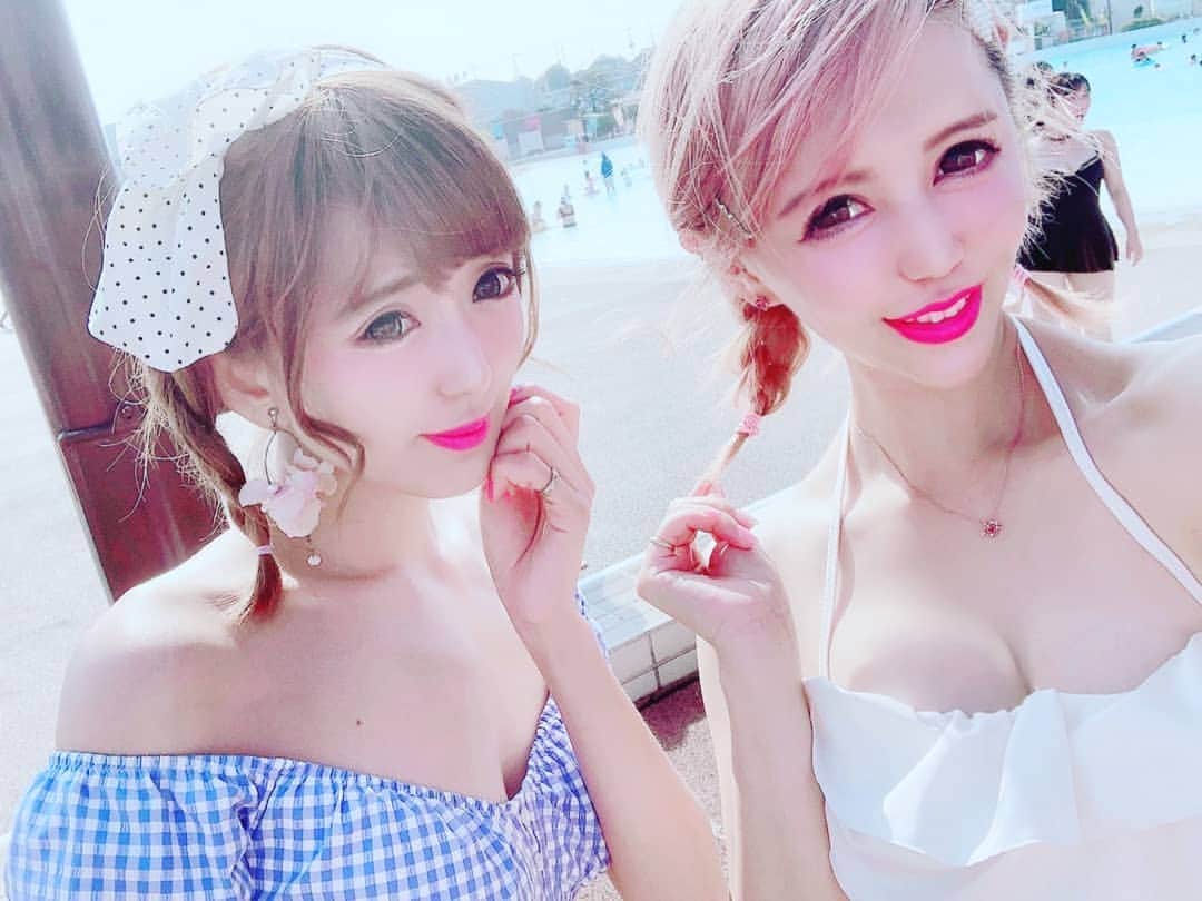 梁愛美のインスタグラム：「Let's enjoy the summer to the fullest…👙🍉🍉🍉 ︎💕︎ ❥ ❥ まだまだ夏を終わらせません😎☀☀☀ ❥ ❥ poolでまさかのチームメイト(#OMIASHI)のじゅんこさんに遭遇しましたぁ😂😂⚽️💕www ❥ ❥ 夏の思ひ出2019♡ ❥ ❥ #pool #yomiuriland #bikini #japanesegirl #japanesegirls #summergirl #summerphoto #twins #linkcode #kawaii #kawaiistyle #bikini #ribbon #instagramfashion #instagramjapan #platinumproduction #aimiryou #水着 #水着コーデ #双子コーデ #ビキニ #ランジェリー #ビジョビ #シミラールック #梁愛美 #プラチナムプロダクション #팔로우 #셀스타그램 #얼스타그램 #친스타그램」