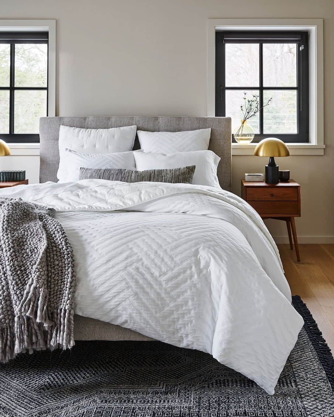 west elmさんのインスタグラム写真 - (west elmInstagram)「Organic never goes out of style ✨Our Organic Parquet Texture Duvet is made from #GOTScertified organic cotton, so it looks good AND does good, too. #organiccotton #sustainableliving #bedroomdesign @mowerymarsharchitects」9月13日 8時59分 - westelm