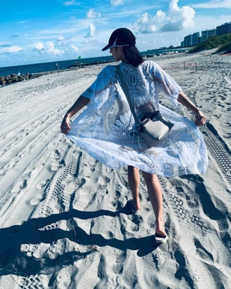 シェリル・バークさんのインスタグラム写真 - (シェリル・バークInstagram)「Enjoying the last couple weeks of summer! ☀️🏝 I’ll miss the beach but looking forward to fall.. what’s your favorite part of the fall season?! 🍁🍂」9月13日 9時17分 - cherylburke