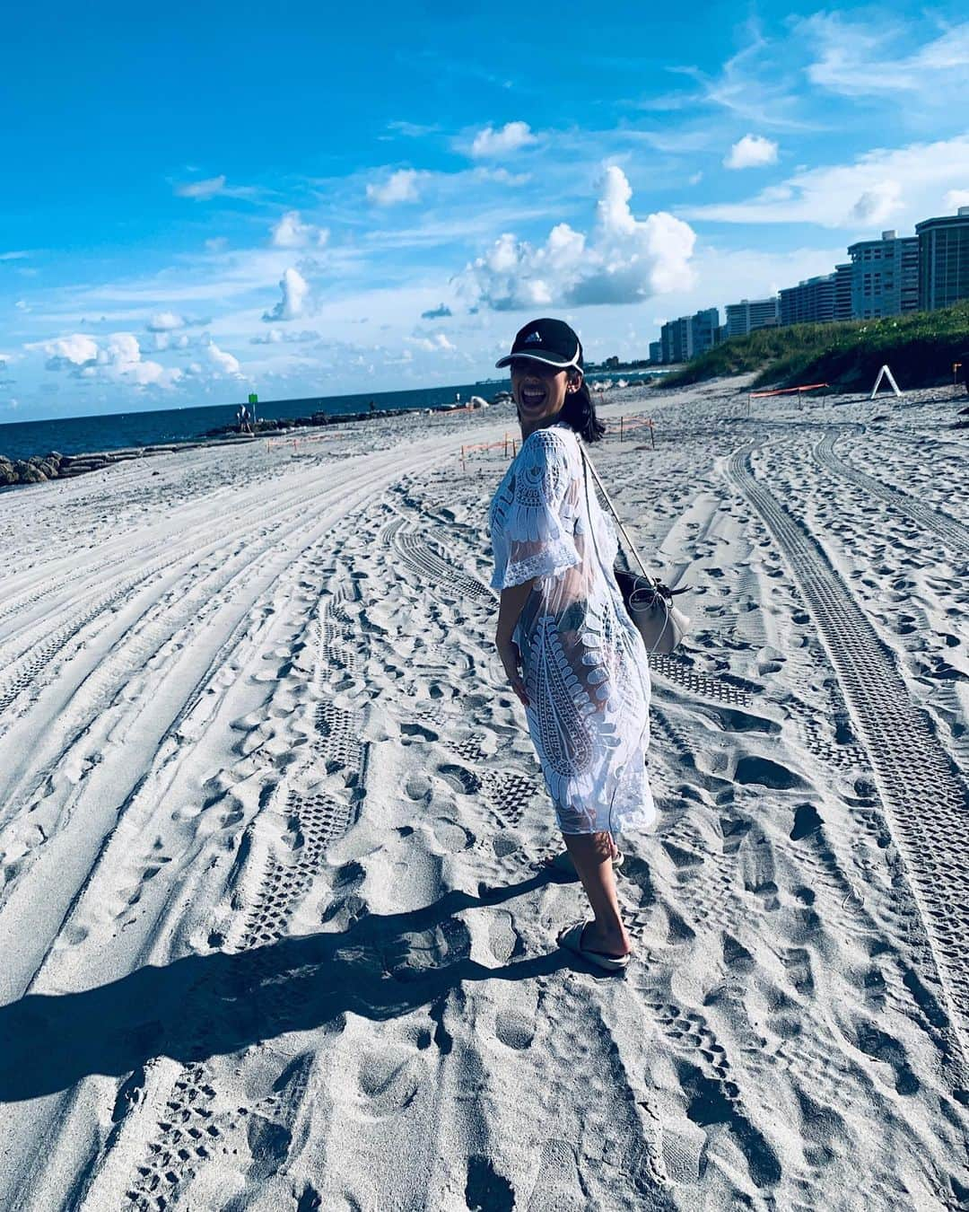 シェリル・バークさんのインスタグラム写真 - (シェリル・バークInstagram)「Enjoying the last couple weeks of summer! ☀️🏝 I’ll miss the beach but looking forward to fall.. what’s your favorite part of the fall season?! 🍁🍂」9月13日 9時17分 - cherylburke