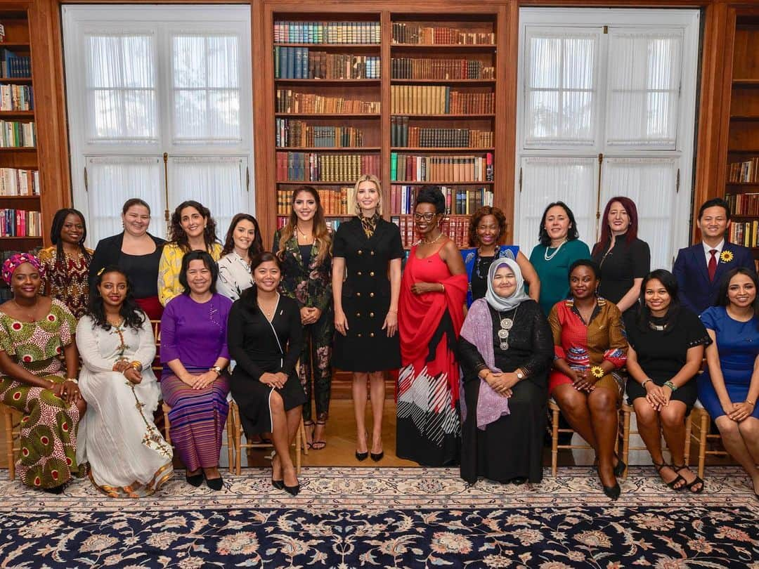 イヴァンカ・トランプさんのインスタグラム写真 - (イヴァンカ・トランプInstagram)「It was a pleasure to meet with the inaugural #WGDP @StateIVLP group of inspiring leaders representing 18 countries!  This group of 17 women (and 1 man!) are committed to Pillar 3 - breaking down the cultural and legal barriers to women’s economic participation in their home countries and around the world!」9月13日 9時20分 - ivankatrump