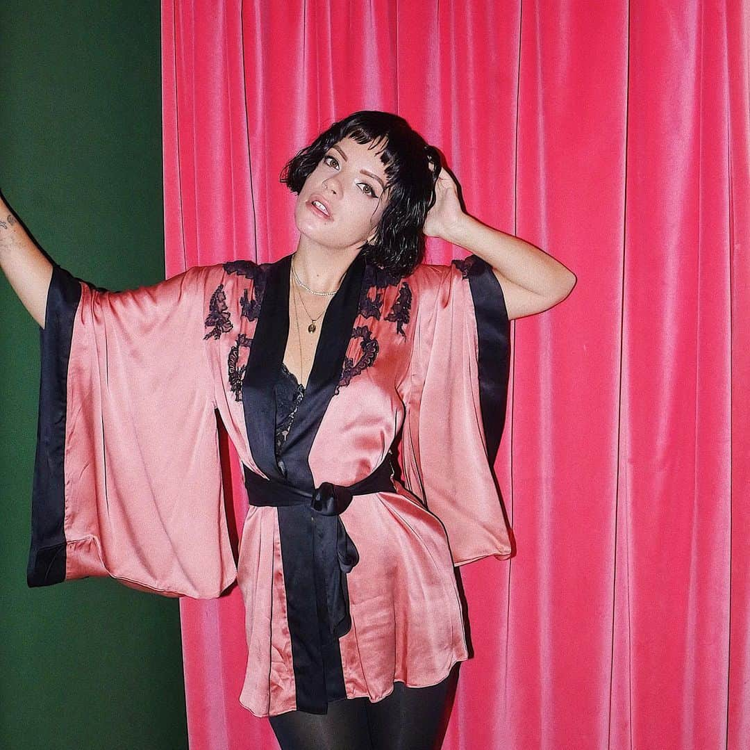 リリー・アレンさんのインスタグラム写真 - (リリー・アレンInstagram)「About last night.......... I went to a party in my dressing gown 👘」9月13日 9時29分 - lilyallen