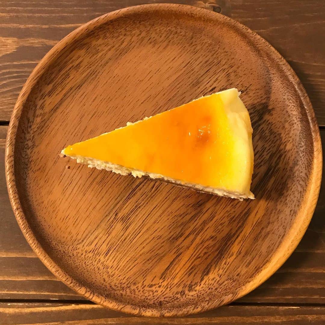 のインスタグラム：「今日は嫁さんの実家に伝わるレシピから『ハラダ手作りベイクドチーズケーキ』  味はもちろん！ ギャーーー！！！((((；ﾟДﾟ)))))))だ。  #ベイクドチーズケーキ #ハラダ手作り #レシピよりクリームチーズが少なかった #でも充分チーズケーキの味 #普通に激ウマ #ファミリーレスランハラダ」