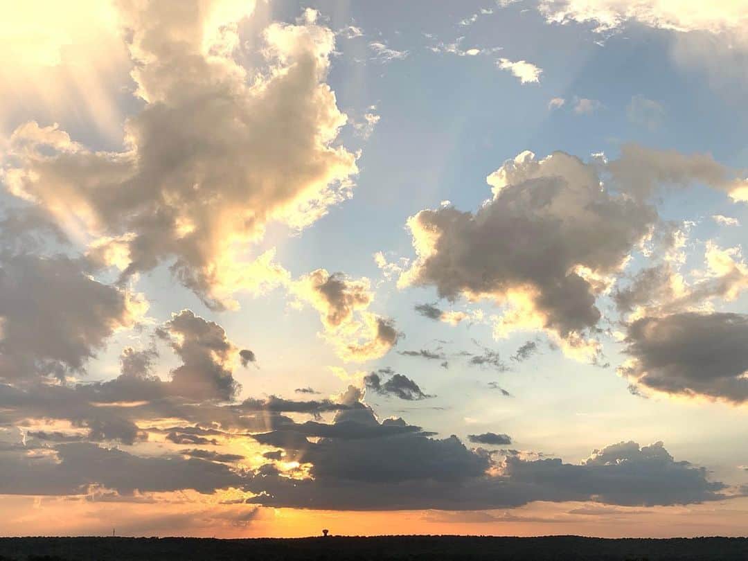 ザッカリー・リーヴァイさんのインスタグラム写真 - (ザッカリー・リーヴァイInstagram)「Texas sunset. No filter. All magic. ✨」9月13日 9時25分 - zacharylevi