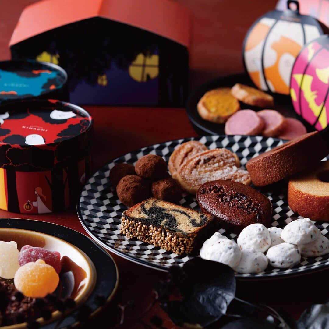 のインスタグラム：「パティスリー キハチのハロウィンスイーツ。 . ハロウィンの森をぬけておばけのお家に遊びに行きます。 楽しいハロウィンパーティのはじまりです！ . WISHING YOU A SPOOKY LITTLE HALLOWEEN. . . お菓子を詰合せたハロウィンポーチや、ランタン型のパッケージに入ったクッキーなど、ハロウィンギフトにぴったりの焼菓子です。 . パティスリー キハチの各店舗のほか、キハチオンラインショップでも販売しております。 . 詳細はプロフィールのリンクからニュースページをご覧ください。 店舗によって取扱い商品が異なります。また、一部取扱いのない店舗がございます。詳しくは各店舗にお問い合わせください。 . . #キハチ #パティスリーキハチ #KIHACHI #patisseriekihachi  #ハロウィンスイーツ #ハロウィン　 #sweets #tokyosweets」