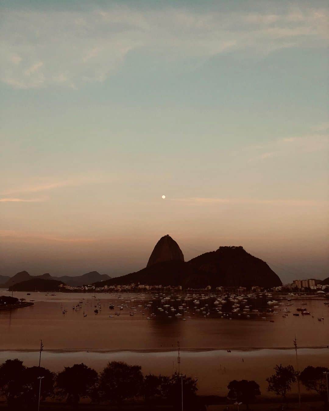 のインスタグラム：「5:42pm 🌝」