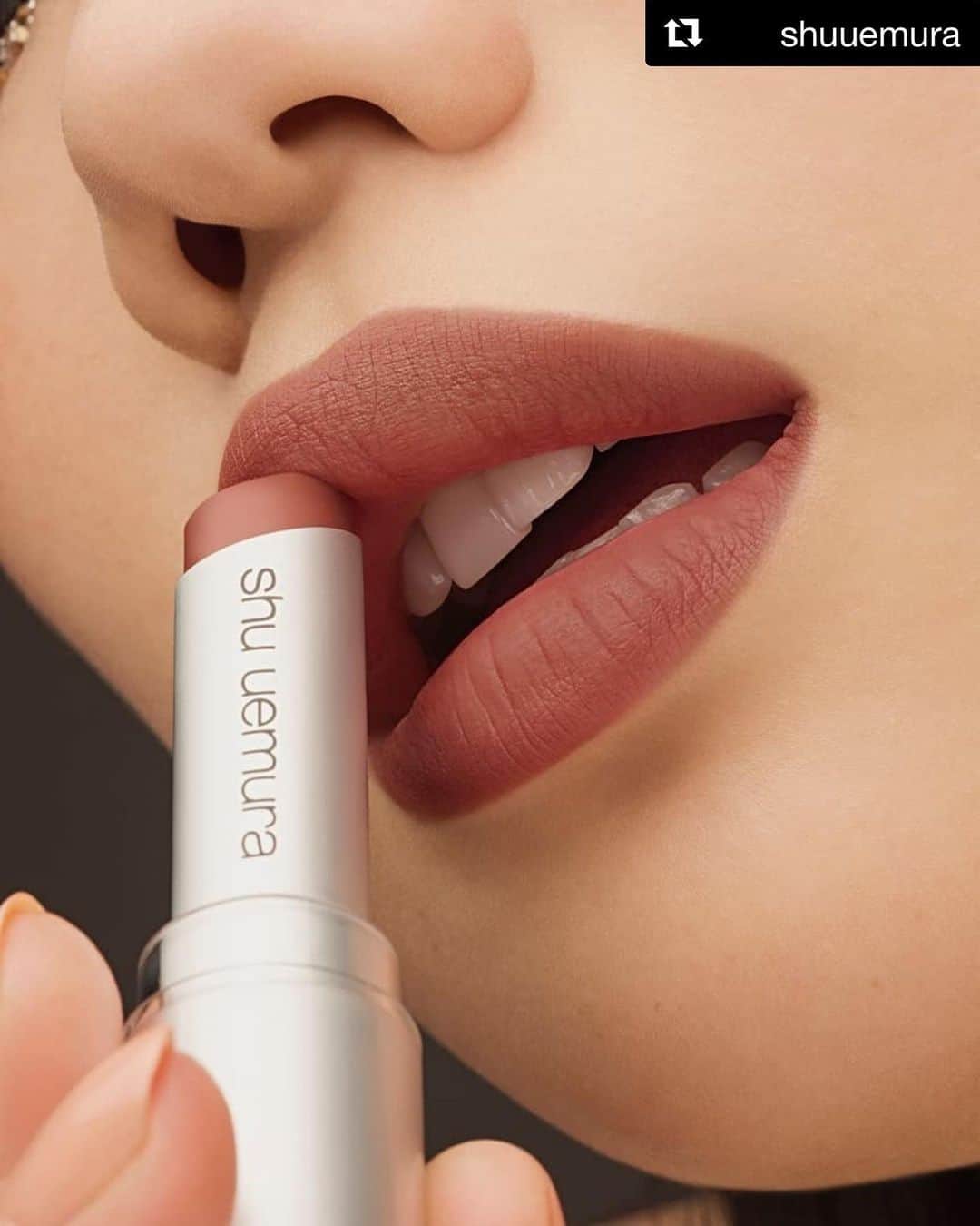 江原杏樹のインスタグラム：「This color is super, super cute🥺 #Repost @shuuemura with @get_repost ・・・ earthy nude pout using rouge unlimited supreme matte in BR735 on Anju’s lips 💋. #shuuemura #shuartistry #rougeunlimited #BR735 ・ #Repost @shuuemura with @get_repost ・・・ tell us what’s your go-to MLBB shade 💄. certified makeup artist suhee chooses rouge unlimited supreme matte BR785 and rouge unlimited in BG942. #shuuemura #shuartistry #rougeunlimited #MLBB #BR785 #BG942」