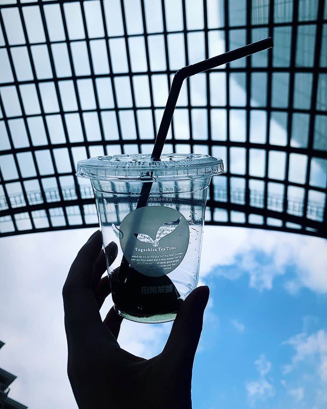 のインスタグラム：「水出し玉露茶🍵﻿ 旨み、甘みを感じられるように常温で﻿ 出してくれるのが嬉しい。﻿ ﻿ 香りにも癒され疲れもスーッと吹っ飛びます🌳﻿ 飲み終わったらお気に入りの景色を入れて☁️☁️﻿ のんびりするのが最近の癒し🐏﻿ ﻿ ﻿ #身体に残っている夏の疲れに ♡ #水出し玉露 #玉露茶 #日本茶 #緑茶 #癒﻿ #tagashirachaho #ocha #sky #greentea」