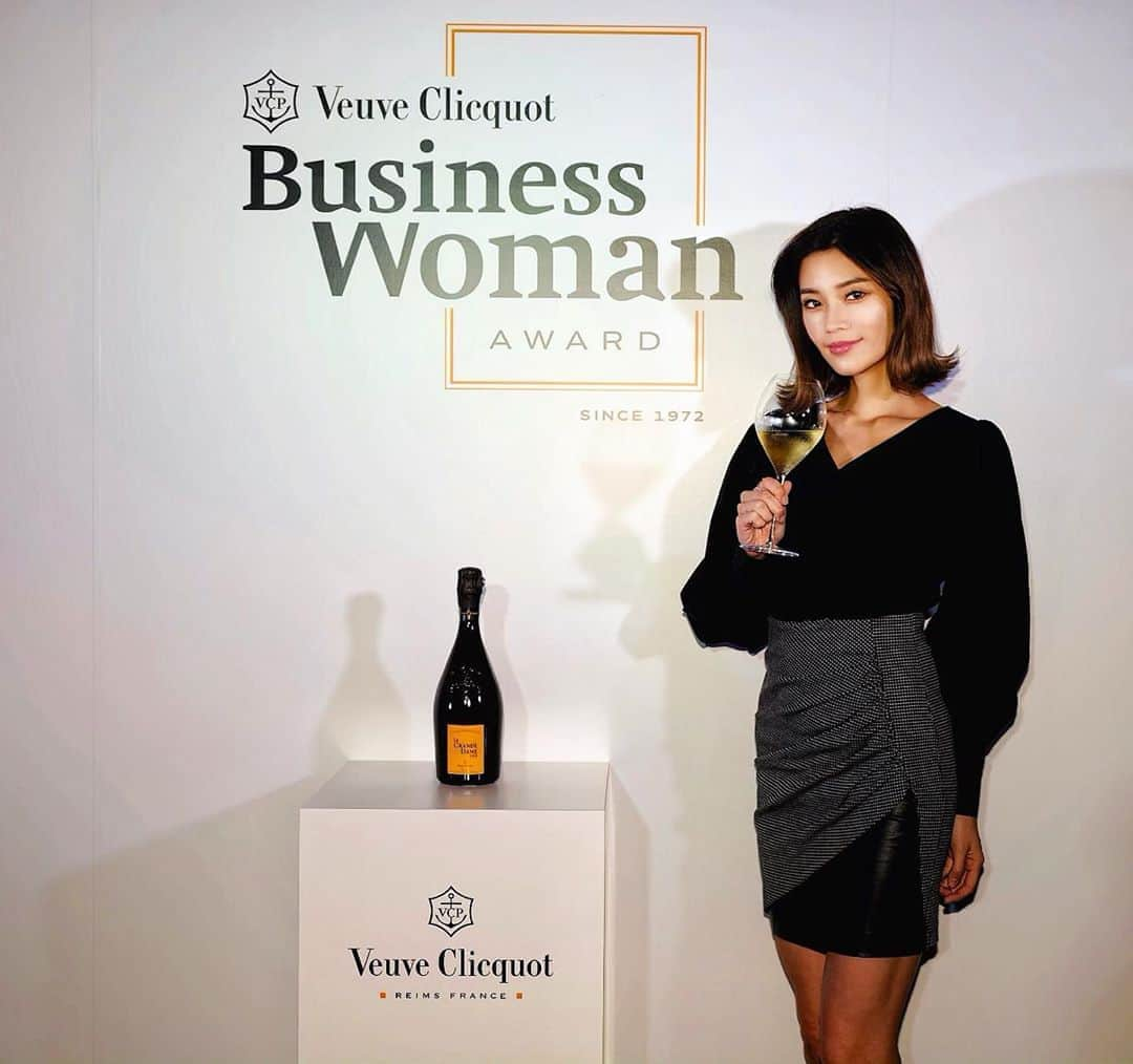 島袋聖南さんのインスタグラム写真 - (島袋聖南Instagram)「Veuve Clicquot BUSINESS WOMAN AWARD 2019にご招待頂きました🍾 女性起業家の先駆けとなったマダムクリコに感銘を受け、ヴーヴクリコを美味しく頂けることに嬉しく思います🧡 イベントに参加しプロデュース業のセカンドキャリアも頑張ろうとモチベーションになりました！！😊 #BWA #VeuveClicquot  #ヴーヴクリコ @veuveclicquot」9月13日 9時40分 - seina4444