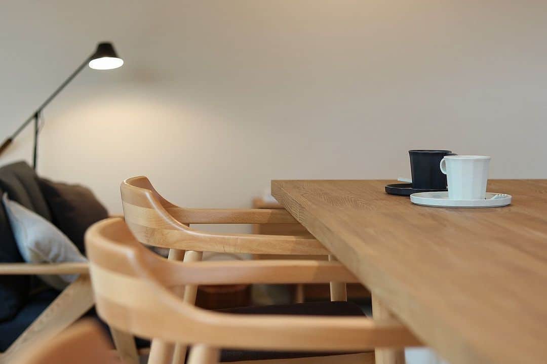 ソラマド香川のインスタグラム：「コーヒータイム。 ソラマドの家でおうちカフェ。 ・ ・ --★--------------------------------★-- 「ソラマドの家」資料請求はこちら →@request.soramadokagawa 「ソラマドの家」施工例はこちら →@soramado_kagawa --★--------------------------------★-- ・ #ソラマド香川 #センコー産業 ・ #soramado #ソラマド #ソラマドの家 #ソラマドキッチン #インテリア #マイホーム #マイホーム計画 #マイホーム計画中の人と繋がりたい #モデルハウス #家づくり #リフォーム #中庭のある家 #中庭 #ウッドデッキ #縁側 #デザイン住宅 #注文住宅 #香川注文住宅 #香川の家 #設計事務所 #施工事例 #自然素材 #住まい #平屋 #平屋暮らし #木の家 #おしゃれな家 #漆喰」