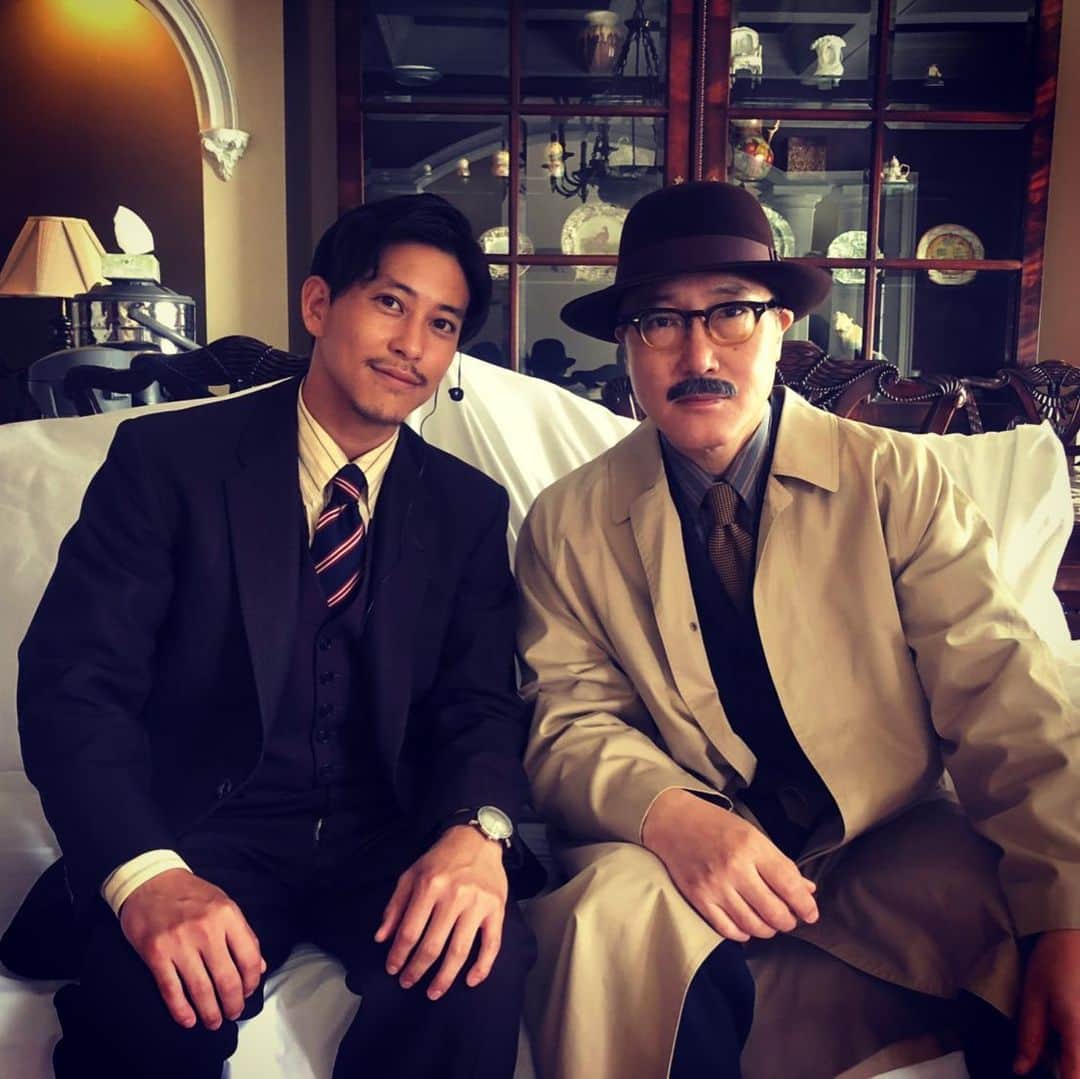 佐野史郎のインスタグラム：「佐野岳、佐野史郎、今年、二度目の共演 Wあ！佐野^ ^  特集ドラマ「黒蜥蜴（くろとかげ） ーBLACK LIZARDー」 https://www6.nhk.or.jp/nhkpr/post/original.html?i=20298 2019年12月29日（日）21:00〜23:00 NHK BSプレミアム NHK BS4K 原作：江戸川乱歩 脚本：長津晴子、林海象 音楽：サキタハジメ 監督：林海象 出演：りょう、永山絢斗、福本莉子、佐久間由衣、佐野岳、月船さらら、風間トオル、佐野史郎、中村梅雀ほか  林海象監督「夢みるように眠りたい」の撮影準備に入ったのが、ちょうど35年前の12月。 今年は同作品のオリジナルネガからのデジタルリマスター化もされた。 私は今回は警部役。 時を超え、あの、不朽の名作がどのような形となって現代に、いや、近未来に現れるのか!!?? 【番組概要】江戸川乱歩の名作『黒蜥蜴』が現代に装いを変えて甦よみがえる。繰り返し映像化、舞台化されてきた傑作を近未来版に大胆にアレンジ。明智小五郎モノ唯一のラブストーリーであり、恋とスリルと謎に満ちた乱歩ワールドに現代の悪魔的科学技術の要素を盛り込んだ全く新しい「黒蜥蜴」が新たな怪しい光を放つ。乱歩生誕125年となる2019年の年末に新たな乱歩ブームを巻き起こす。 【あらすじ】明智小五郎が活躍するのはハッキングやサイバーセキュリティーをかいくぐるハイテク犯罪が当たり前の近未来。助手は天才プログラマーの小林少年にAIの「マリア」。大富豪・岩瀬庄兵衛から舞い込んだ依頼は誘拐予告された娘・早苗の身辺警護。明智に立ちはだかるのは、高価な宝石を巧妙な贋がん作とすりかえる手口で評判の謎の怪盗・黒蜥蜴。早苗をかくまうと名乗り出たホテルオーナー・緑川夫人こそ黒蜥蜴と見破り、誘拐を防ぐが、ホテル全体に仕掛けられたトリックに阻まれ、黒蜥蜴を取り逃がしてしまう。しかしその時、怪盗と名探偵は密かに恋に落ちていた。早苗を「人間椅子」のトリックで奪われながらも黒蜥蜴の逃げる潜水艦に忍び込み、追い詰めていく明智。ついに黒蜥蜴のコレクションが集められた鑑賞者のいない美術館で対峙する二人。そして、明智は黒蜥蜴の悲しい正体に気づく。謎が謎を呼び、禁断の恋にゆれながら、怪盗と名探偵は最後の対決を繰り広げる。勝者は果たして誰なのか。」
