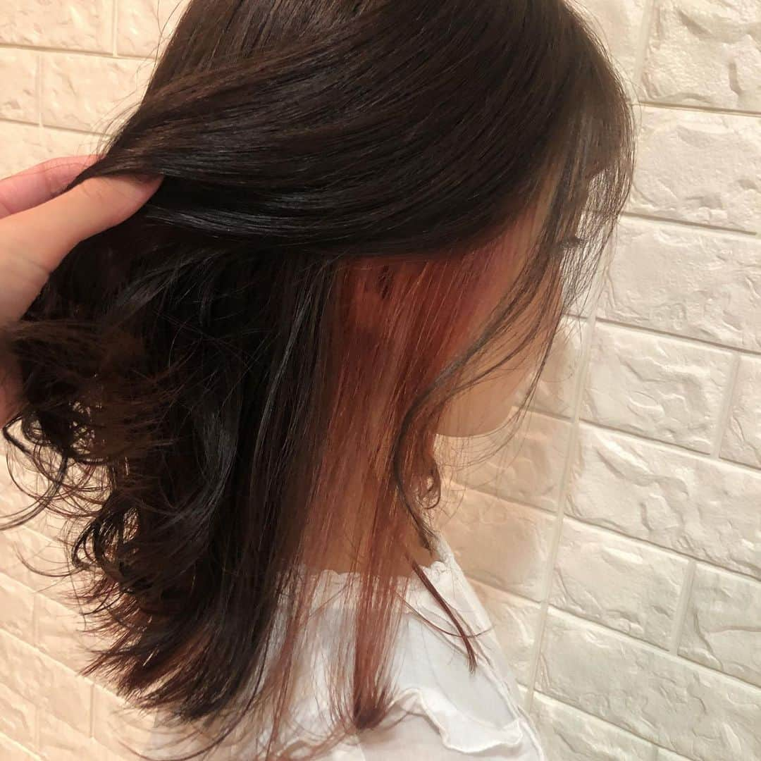 Lunonのインスタグラム：「《インナーカラー》 . ピンク . Lunon ☏ 06-6341-5535 menu cut color ）⇨ ¥3780 perm . hot pepper or お電話✆ にて お気軽にご連絡ください✭ . . #Lunon#大阪美容室#大阪#野田阪神#福島#美容室 #大阪カフェ#カフェ#cafe#ブリーチ #hairstyle#haircolor#女子力 #メイク#エステ#アレンジ#マツエク #美肌#美白#リップ#ヘアアレンジ #color#デザイン#ハイライト #グラデーション#スタイリング #おしゃれ#おしゃれさんと繋がりた」